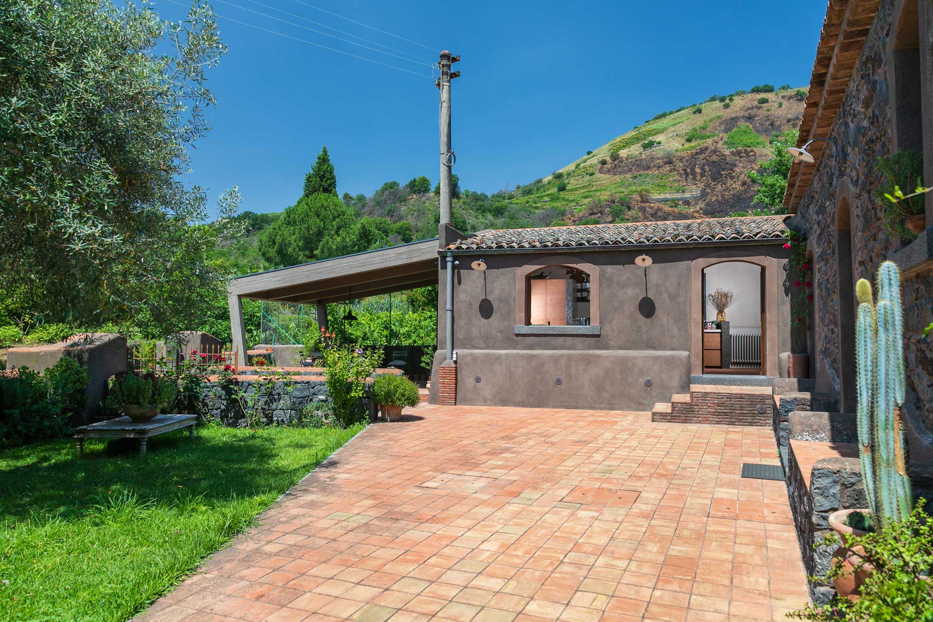 casa-varanni_house_sicily-italy_exterior-patio.jpg