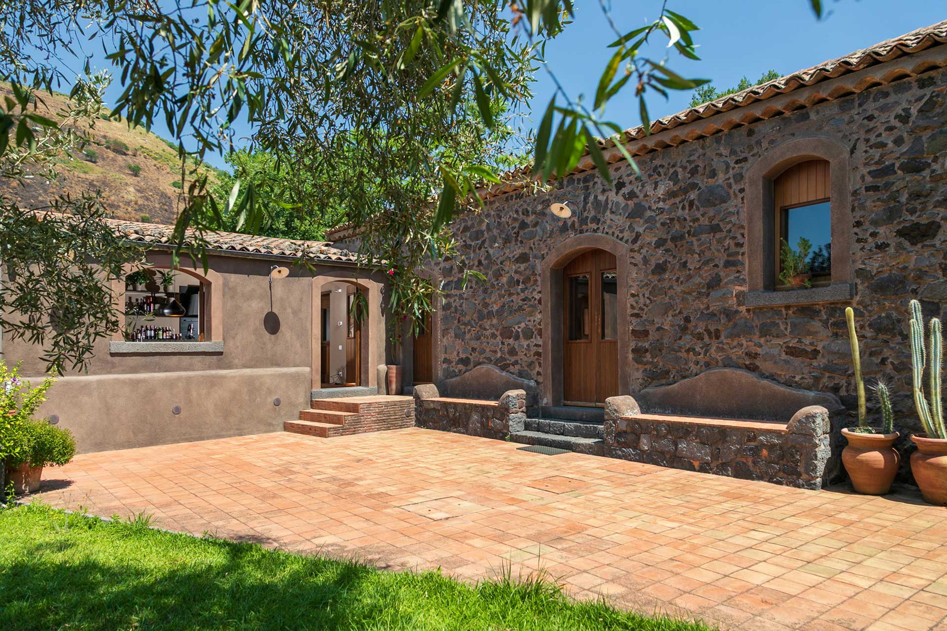 casa-varanni_house_sicily-italy_exterior-patio-door.jpg
