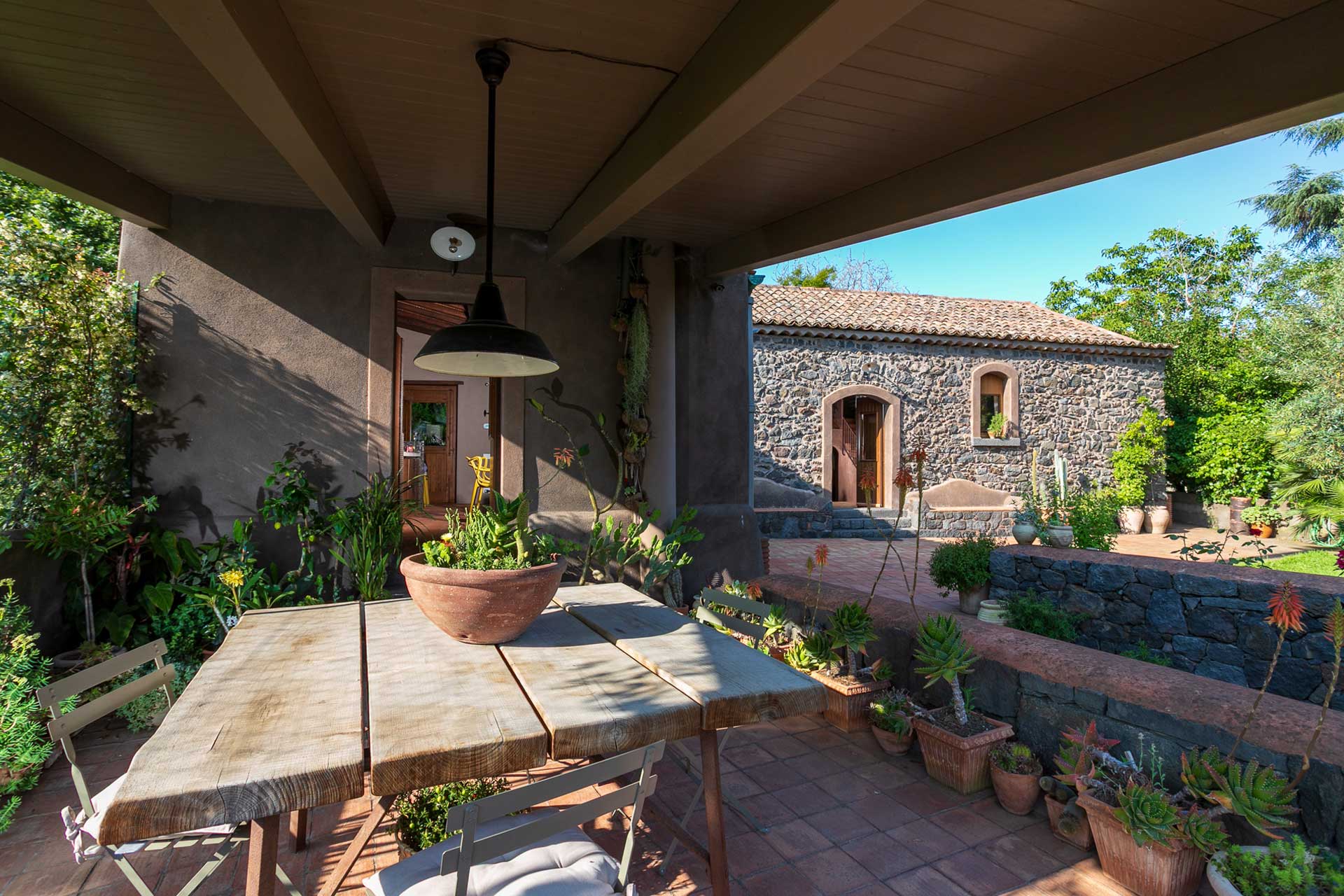 casa-varanni_house_sicily-italy_exterior-table.jpg