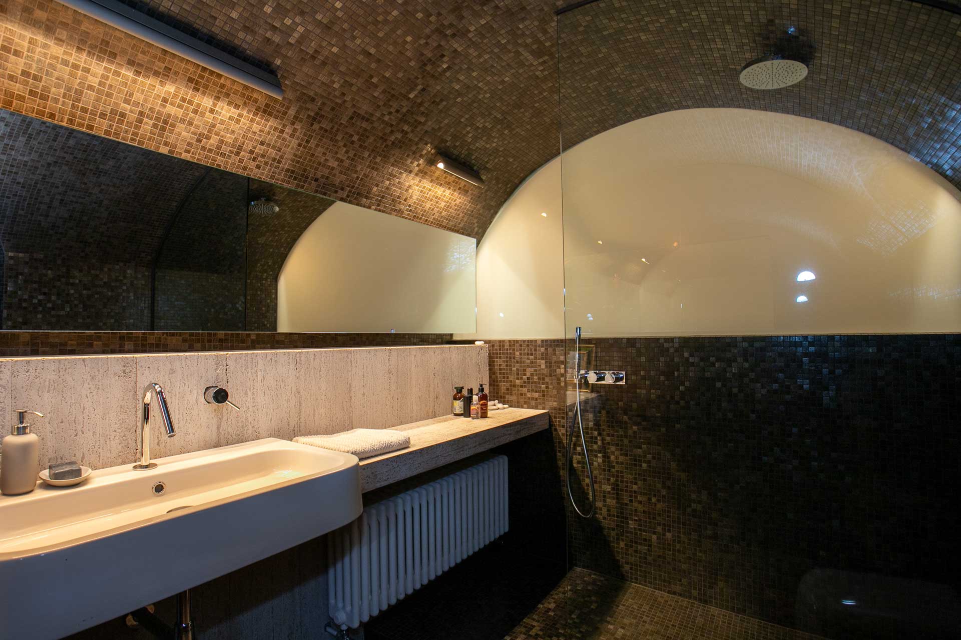 casa-varanni_house_sicily-italy_interior-bathroom-shower.jpg