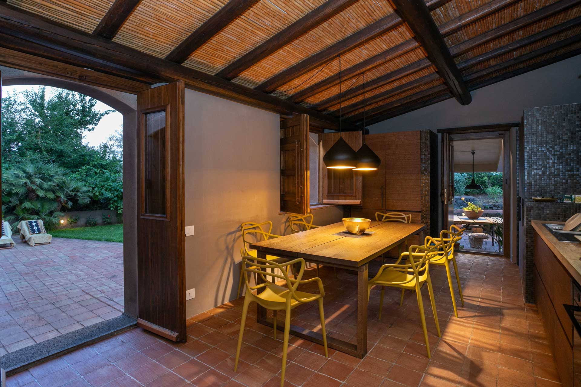casa-varanni_house_sicily-italy_interior-table-night.jpg