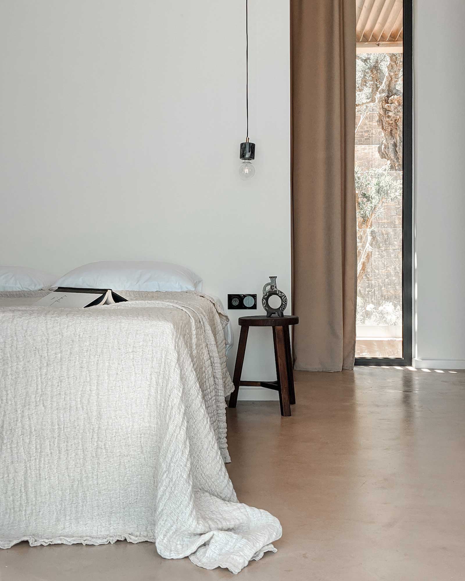 nuez-villas-ground-level-villa_villa_crete-greece_interior-bed.jpg