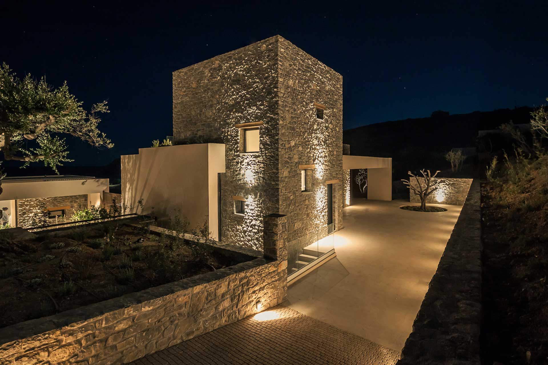 villa-nuez_villa_crete-greece_exterior-night-facade.jpg