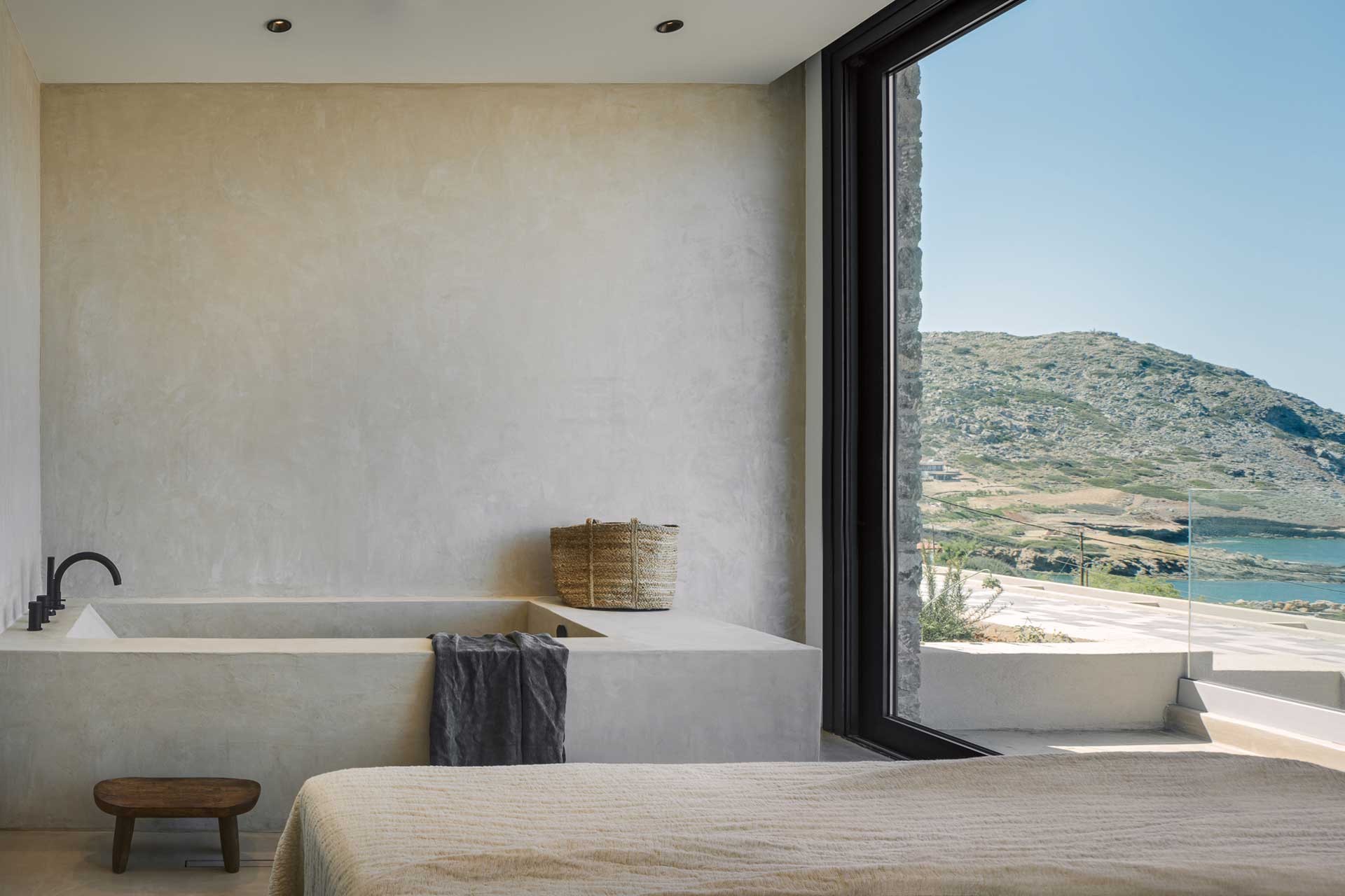 villa-nuez_villa_crete-greece_interior-tub.jpg
