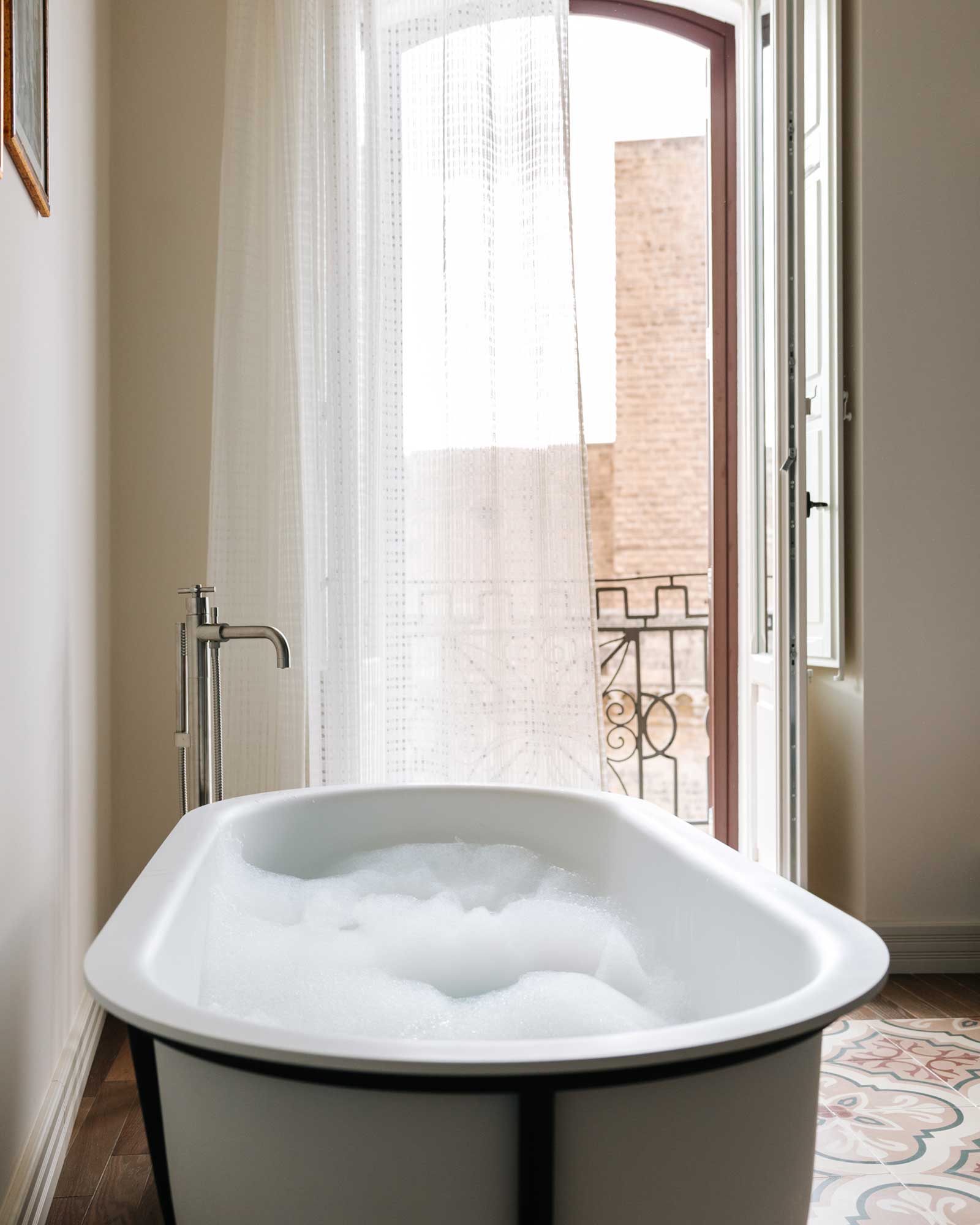 palazzina-gentile_guesthouse_puglia-italy_interior-bathtub-window.jpg