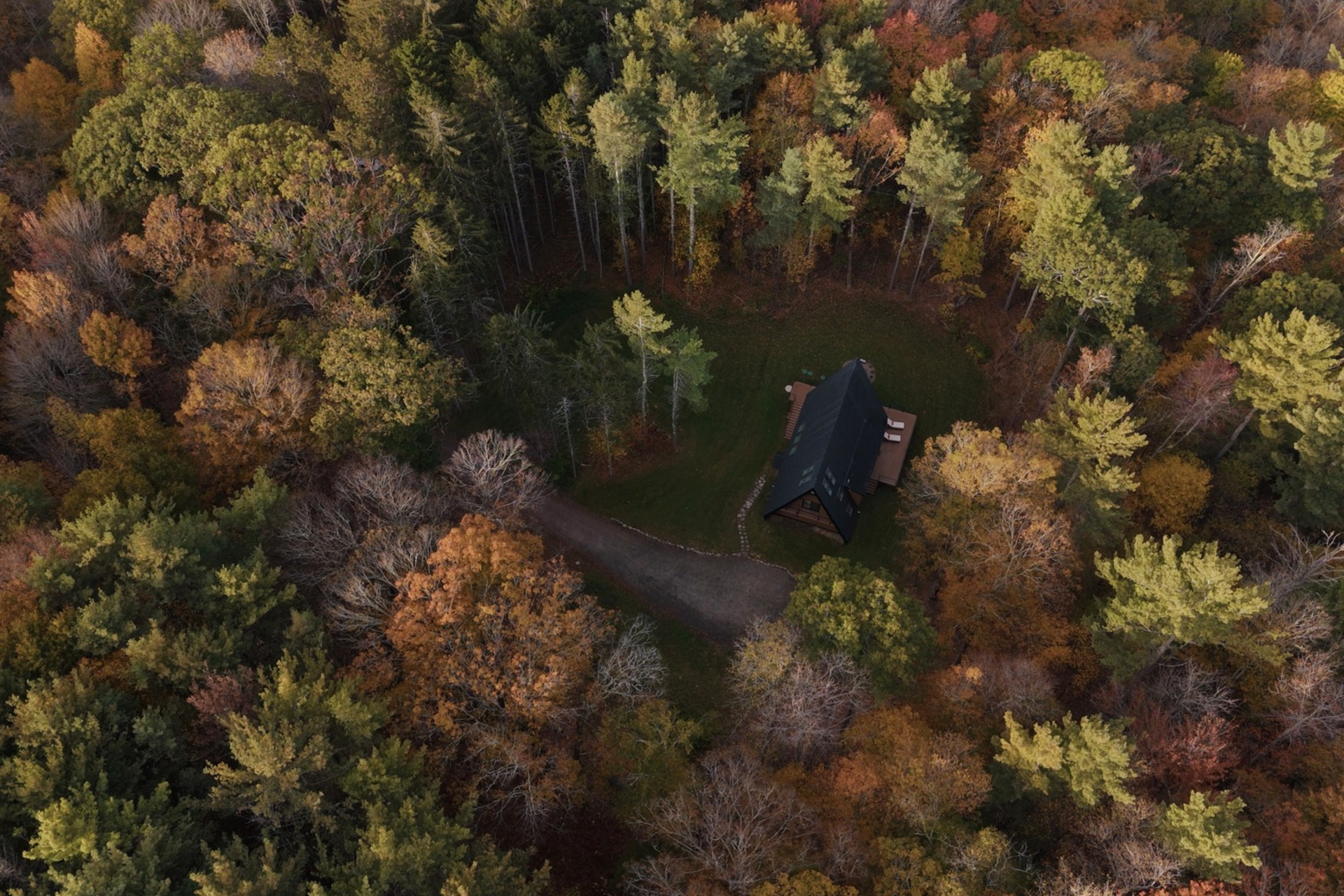 moonlight-mountain-house_cabin_new-york-usa_exterior-drone-design.jpg