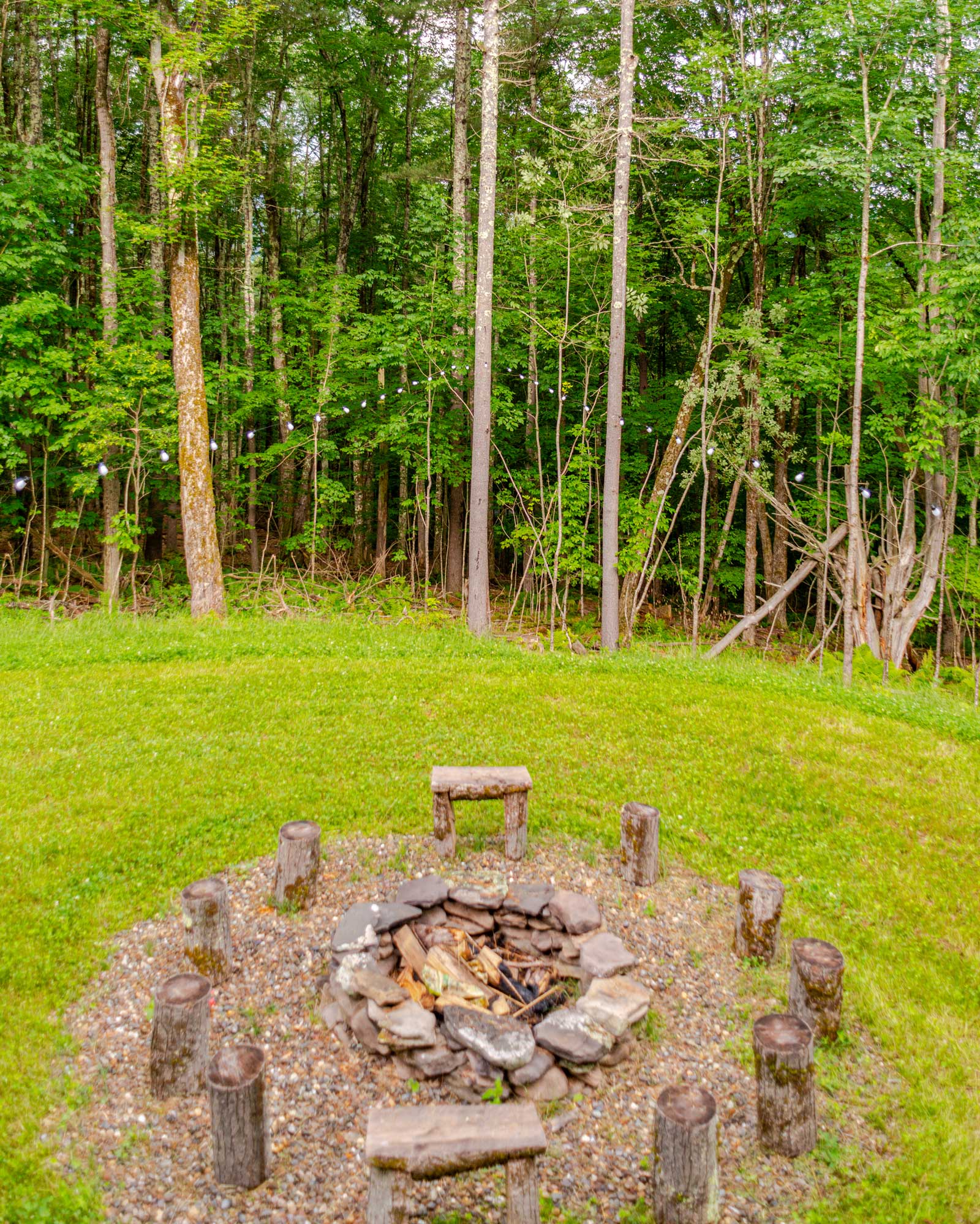 moonlight-mountain-house_cabin_new-york-usa_exterior-fire.jpg