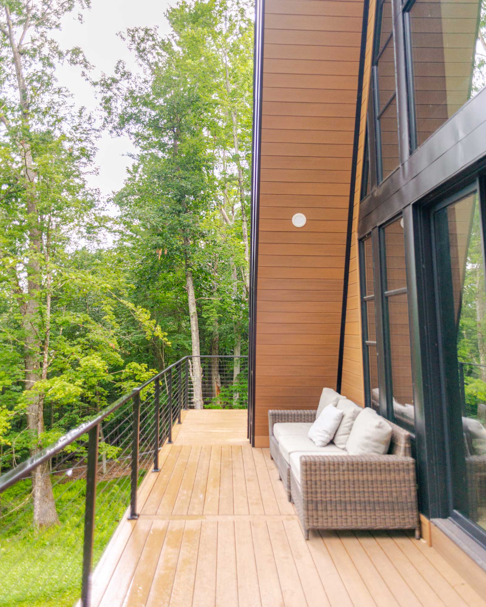 moonlight-mountain-house_cabin_new-york-usa_exterior-terrace.jpg
