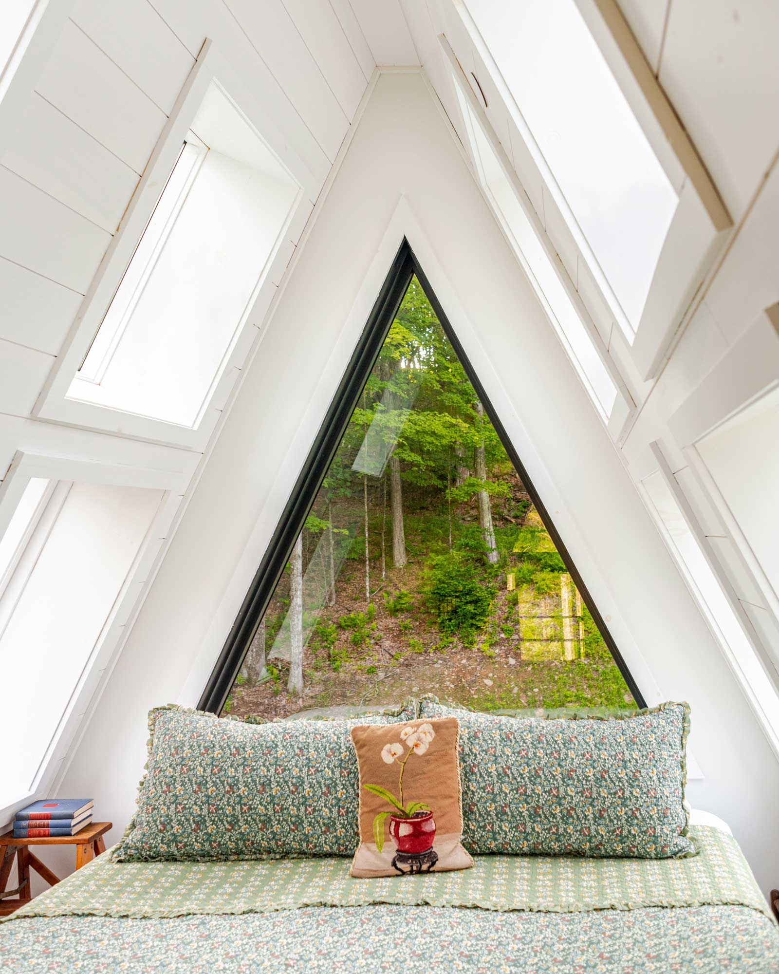 moonlight-mountain-house_cabin_new-york-usa_interior-bedroom-a-frame.jpg