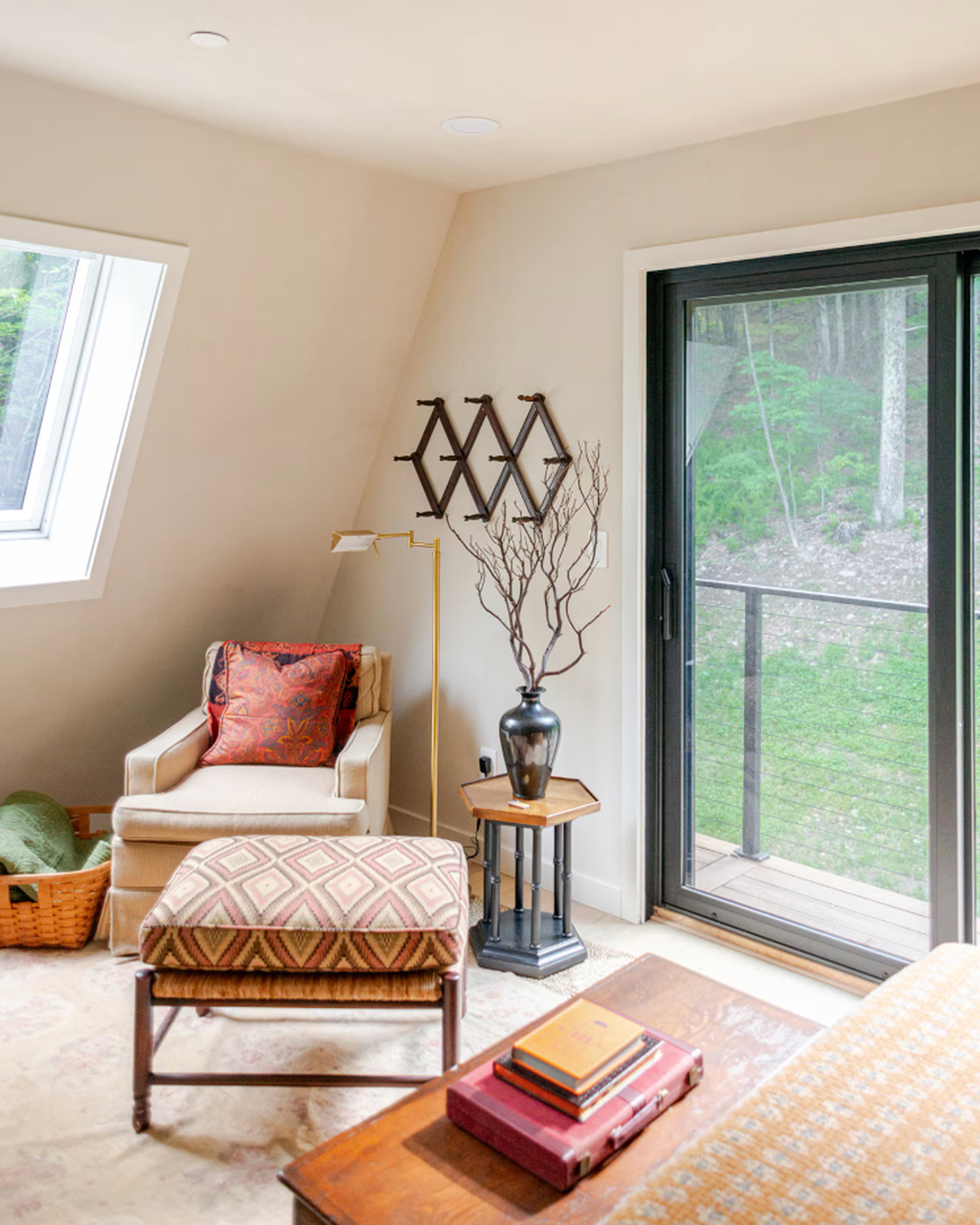 moonlight-mountain-house_cabin_new-york-usa_interior-bedroom-corner.jpg
