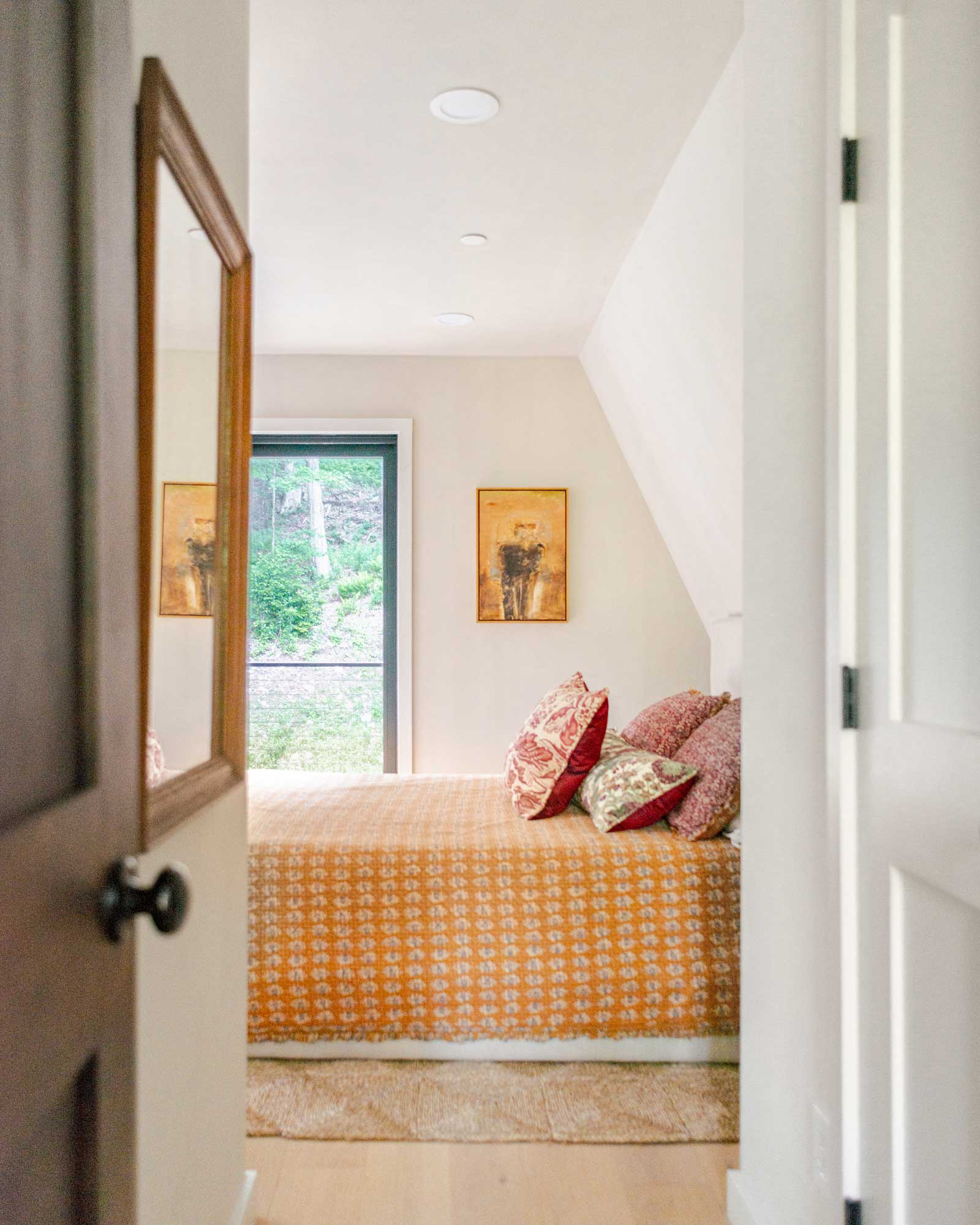 moonlight-mountain-house_cabin_new-york-usa_interior-bedroom-door.jpg