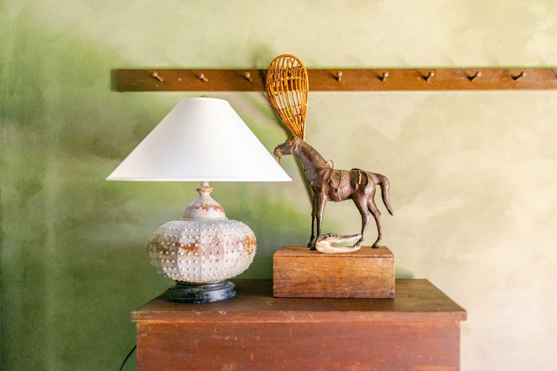 moonlight-mountain-house_cabin_new-york-usa_interior-lamp.jpg