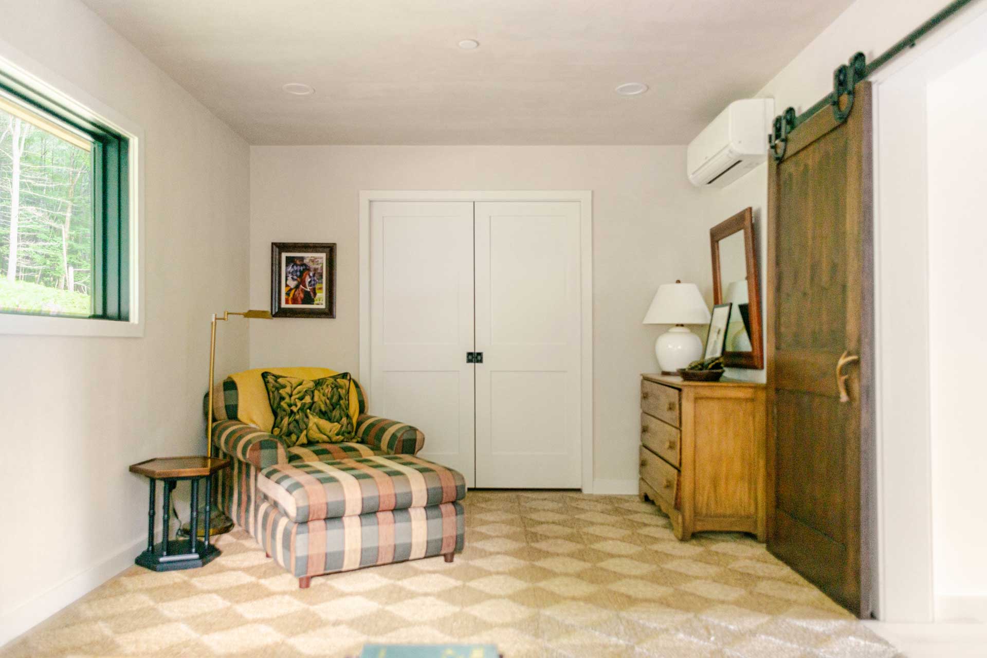 moonlight-mountain-house_cabin_new-york-usa_interior-room.jpg