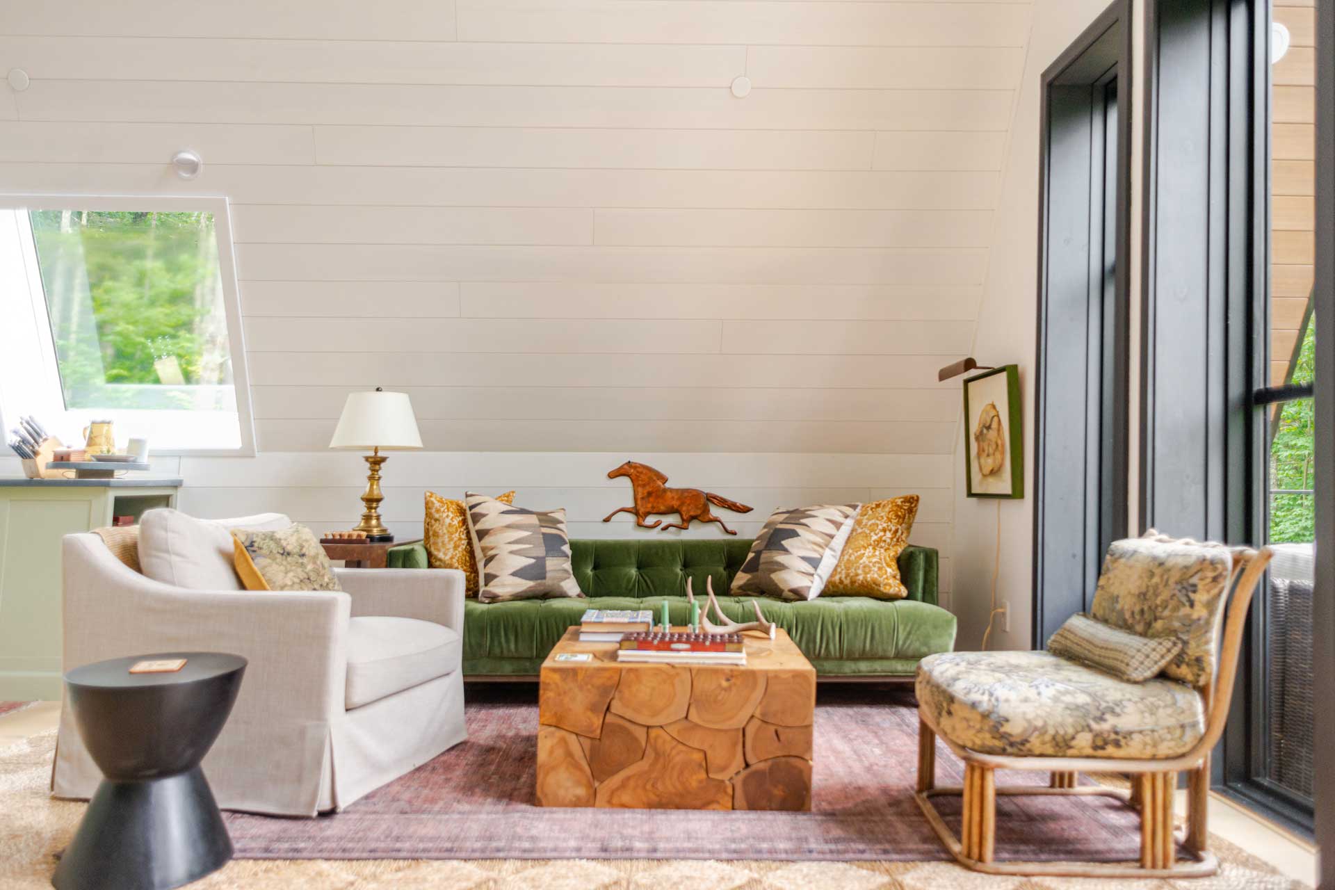moonlight-mountain-house_cabin_new-york-usa_interior-sofa.jpg