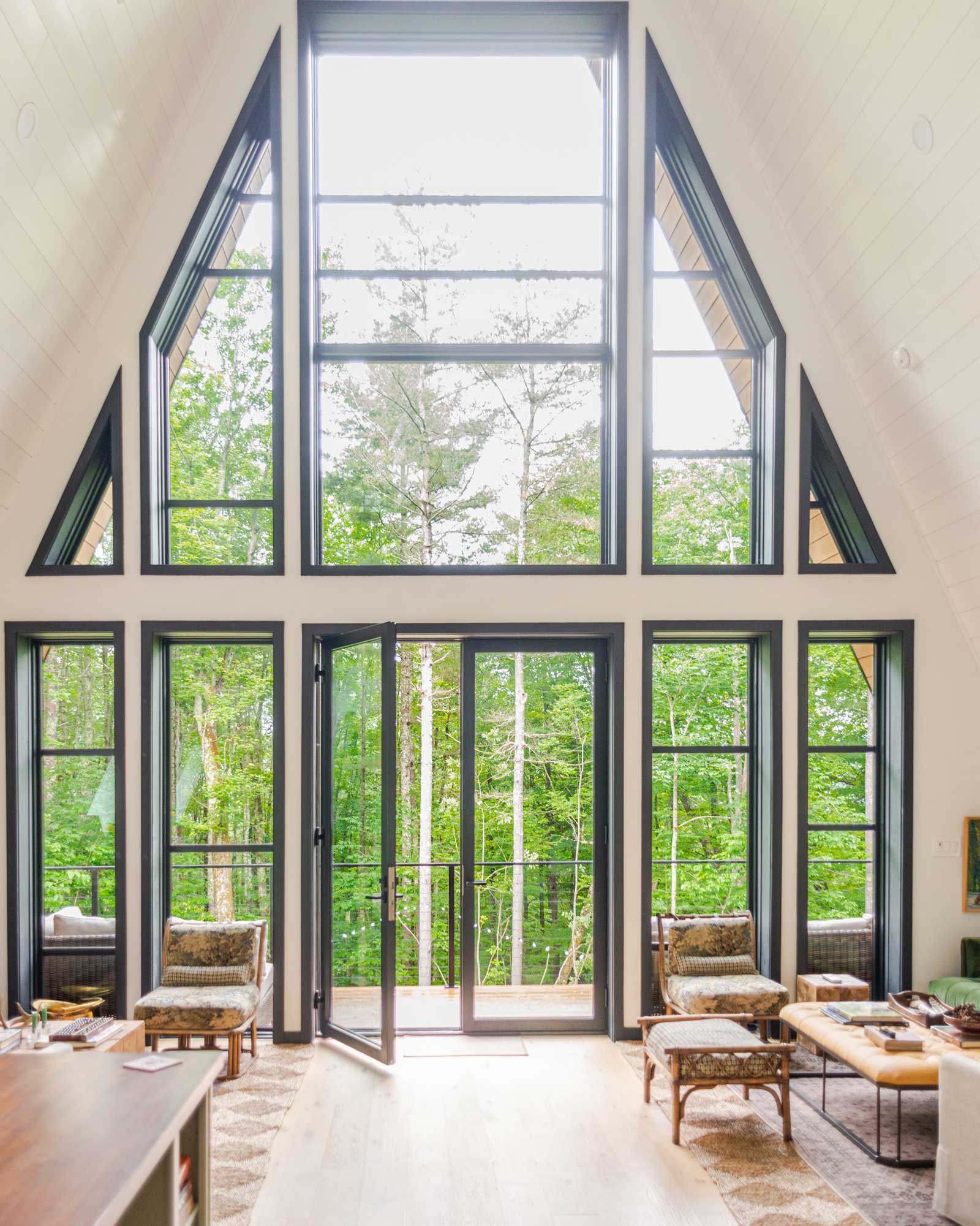 moonlight-mountain-house_cabin_new-york-usa_interior-windows.jpg