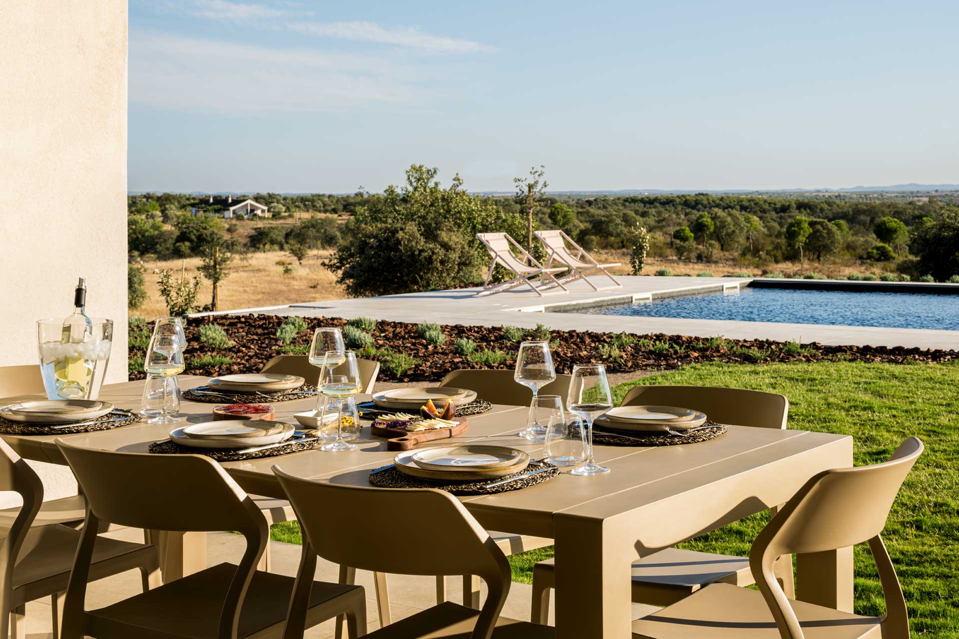 monte-vicente_villa_alentejo-portugal_exterior-table.jpg