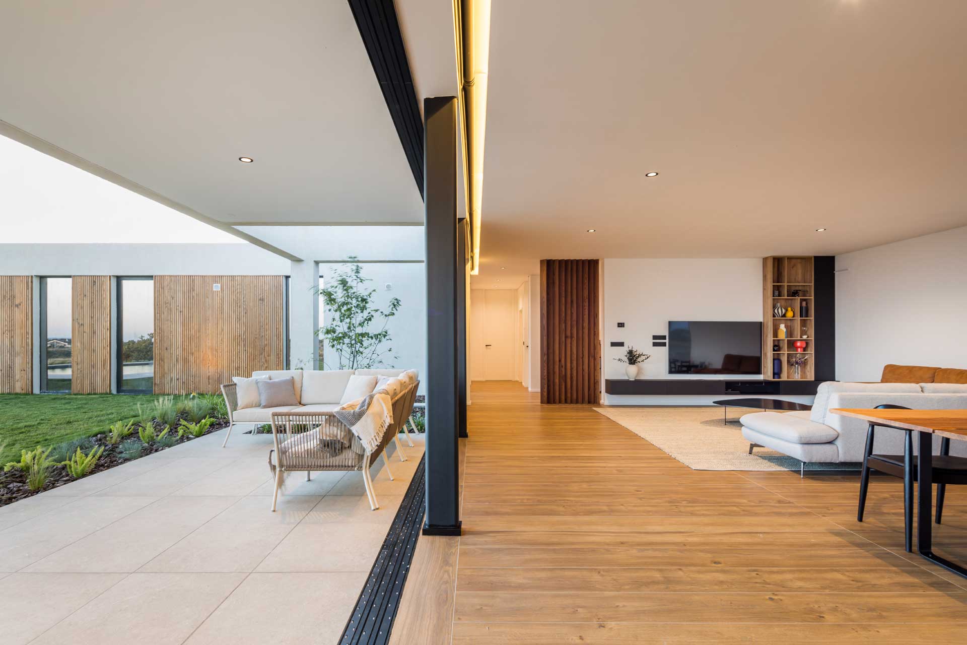 monte-vicente_villa_alentejo-portugal_interior-terrace.jpg