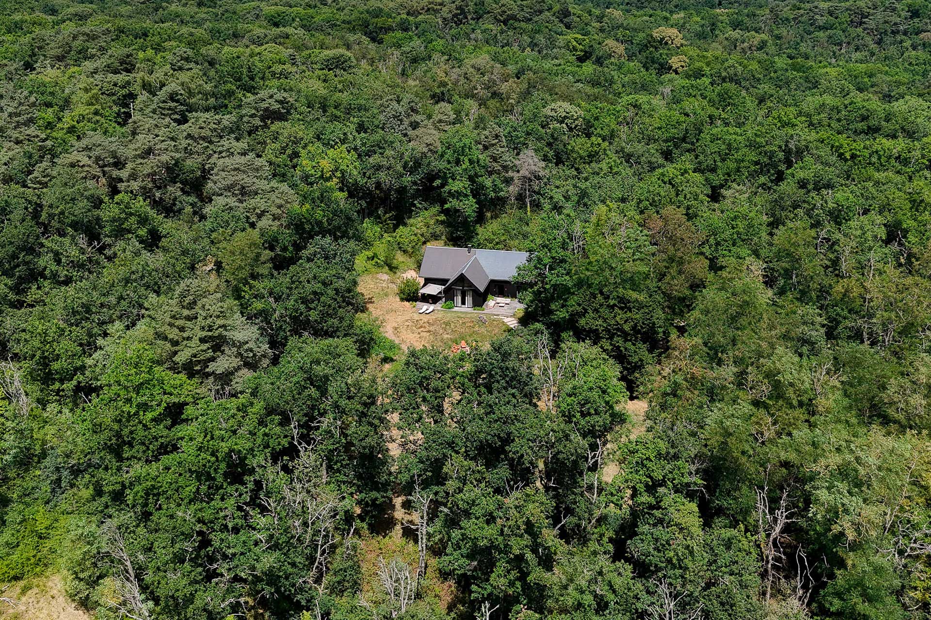 the-velvet-house_house_ile-de-france-france_exterior-drone.jpg