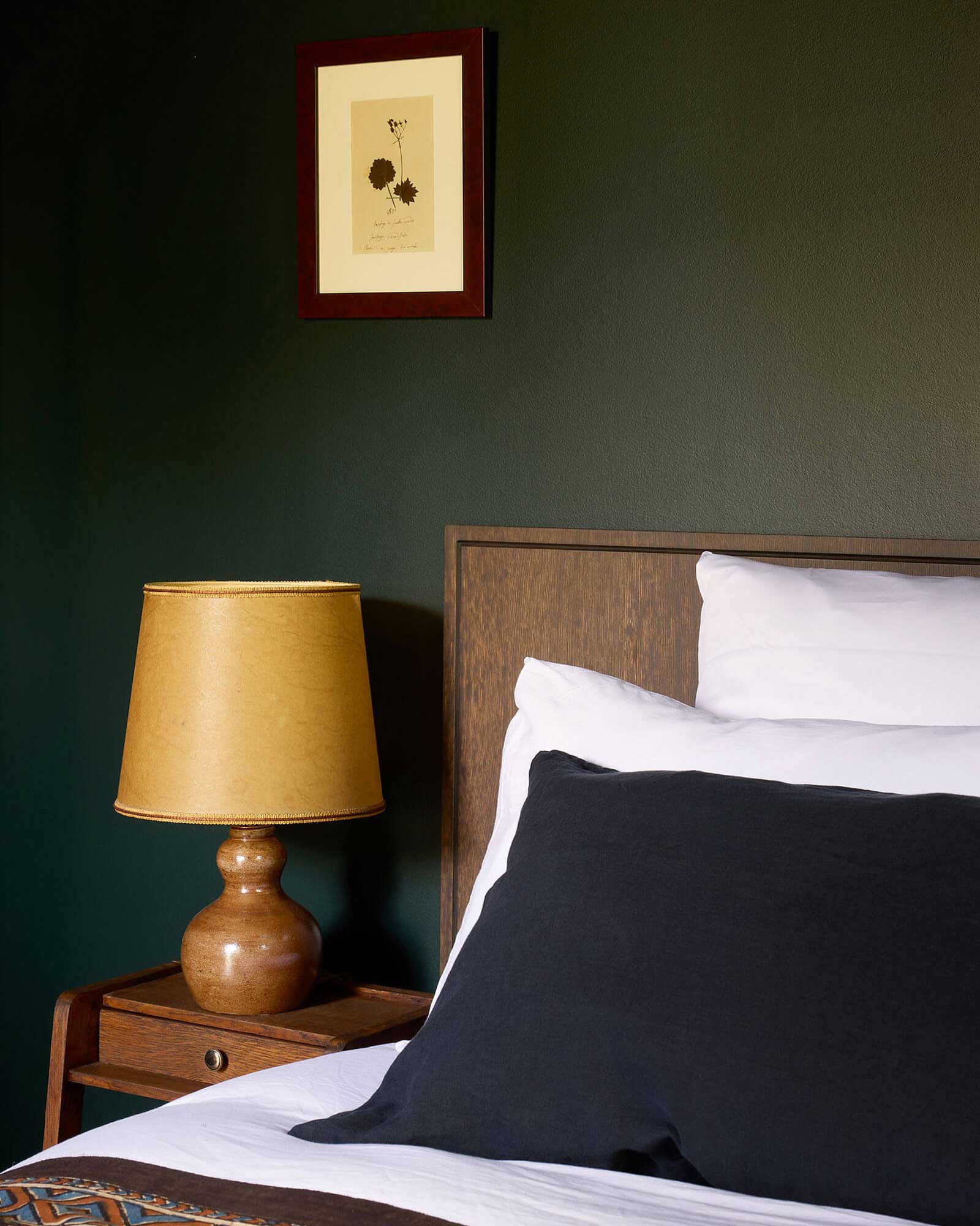 the-velvet-house_house_ile-de-france-france_interior-bed-lamp.jpg