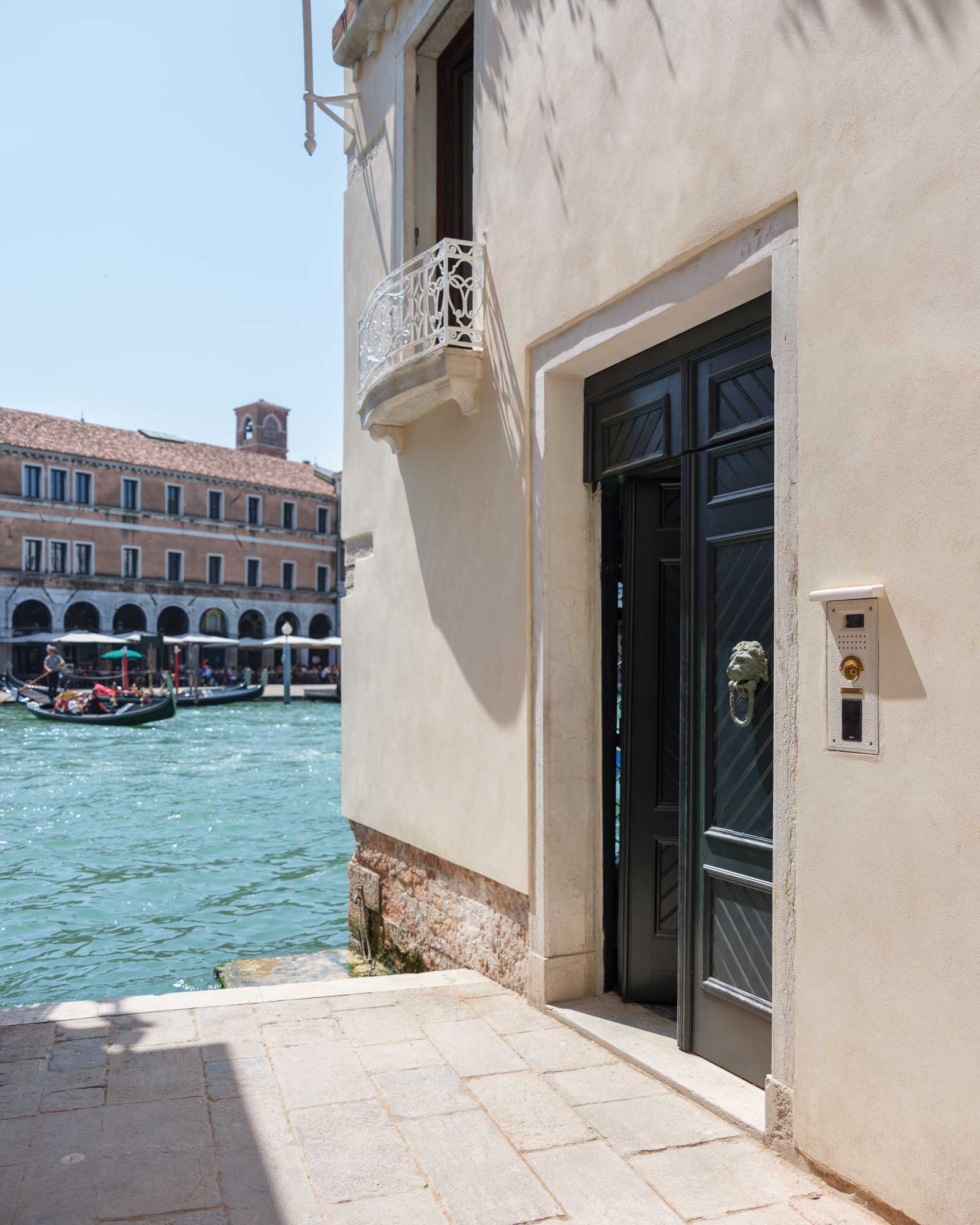 ca-dadda_palazzo_venice-italy_exterior-entrance.jpg