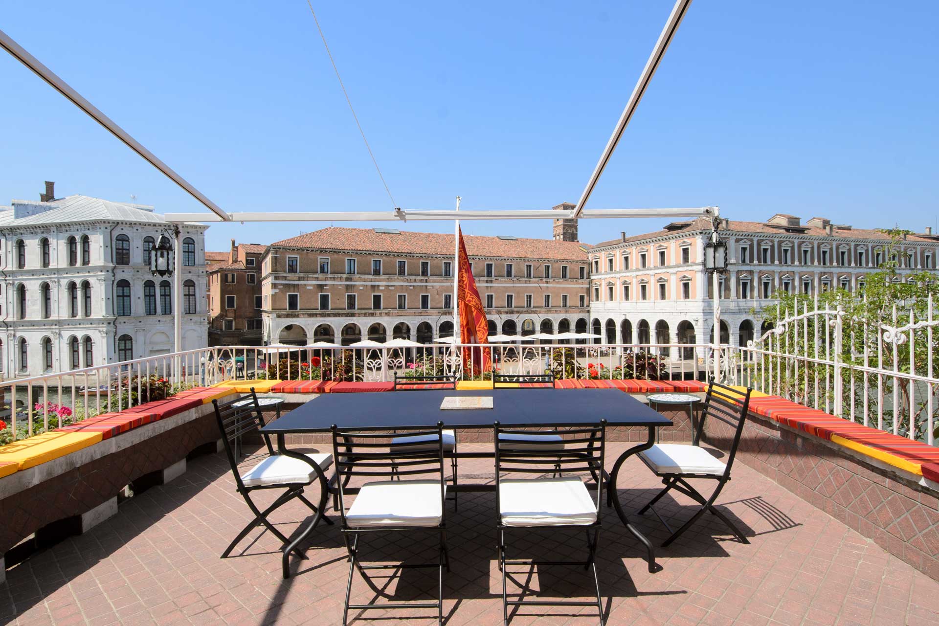 ca-dadda_palazzo_venice-italy_exterior-terrace.jpg