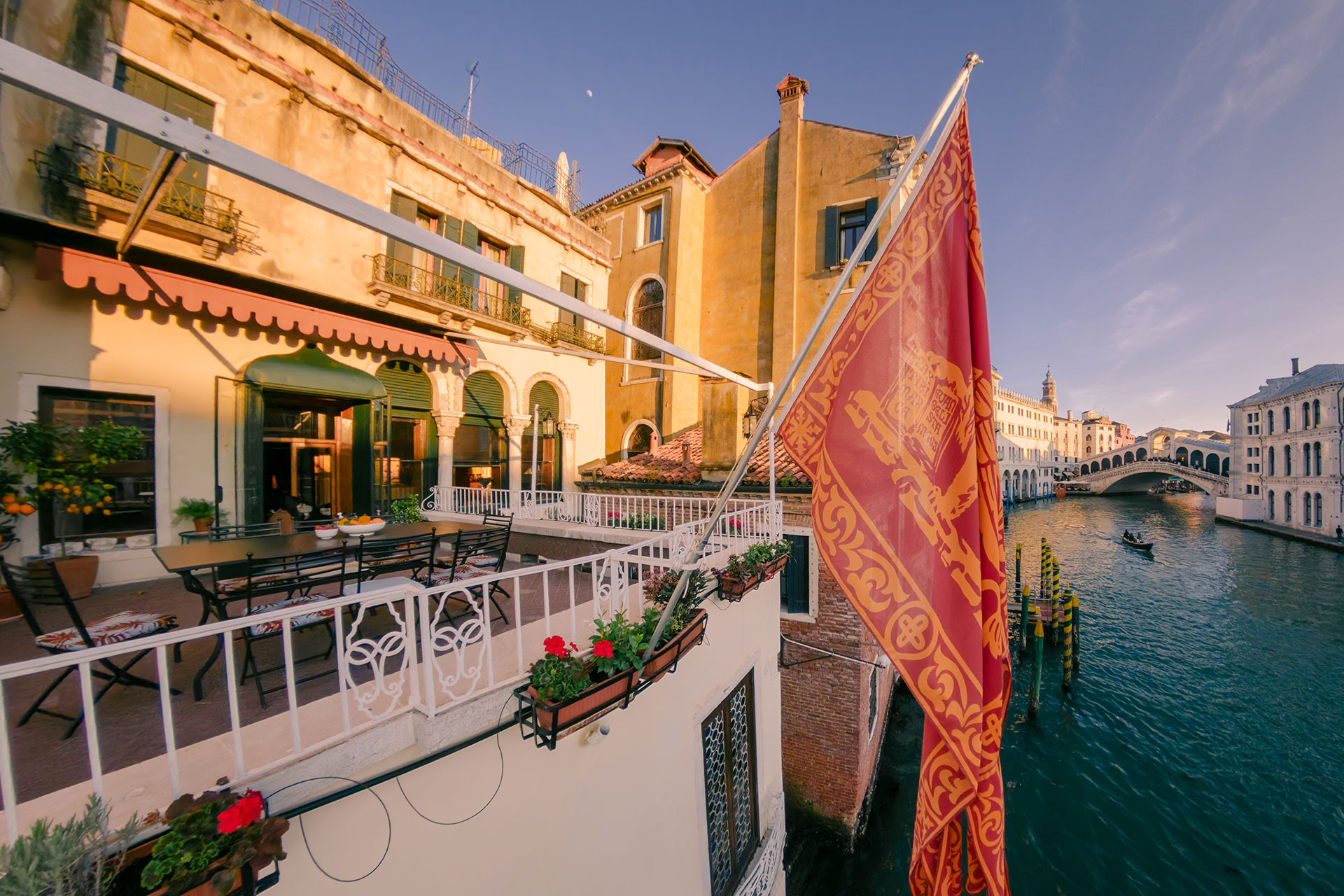 ca-dadda_palazzo_venice-italy_exterior-terrace.jpg