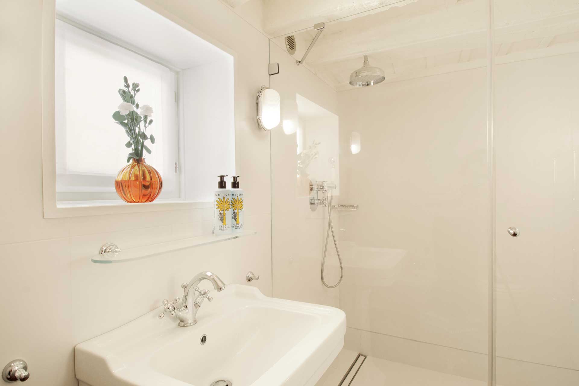 ca-dadda_palazzo_venice-italy_interior-bathroom-mirror.jpg