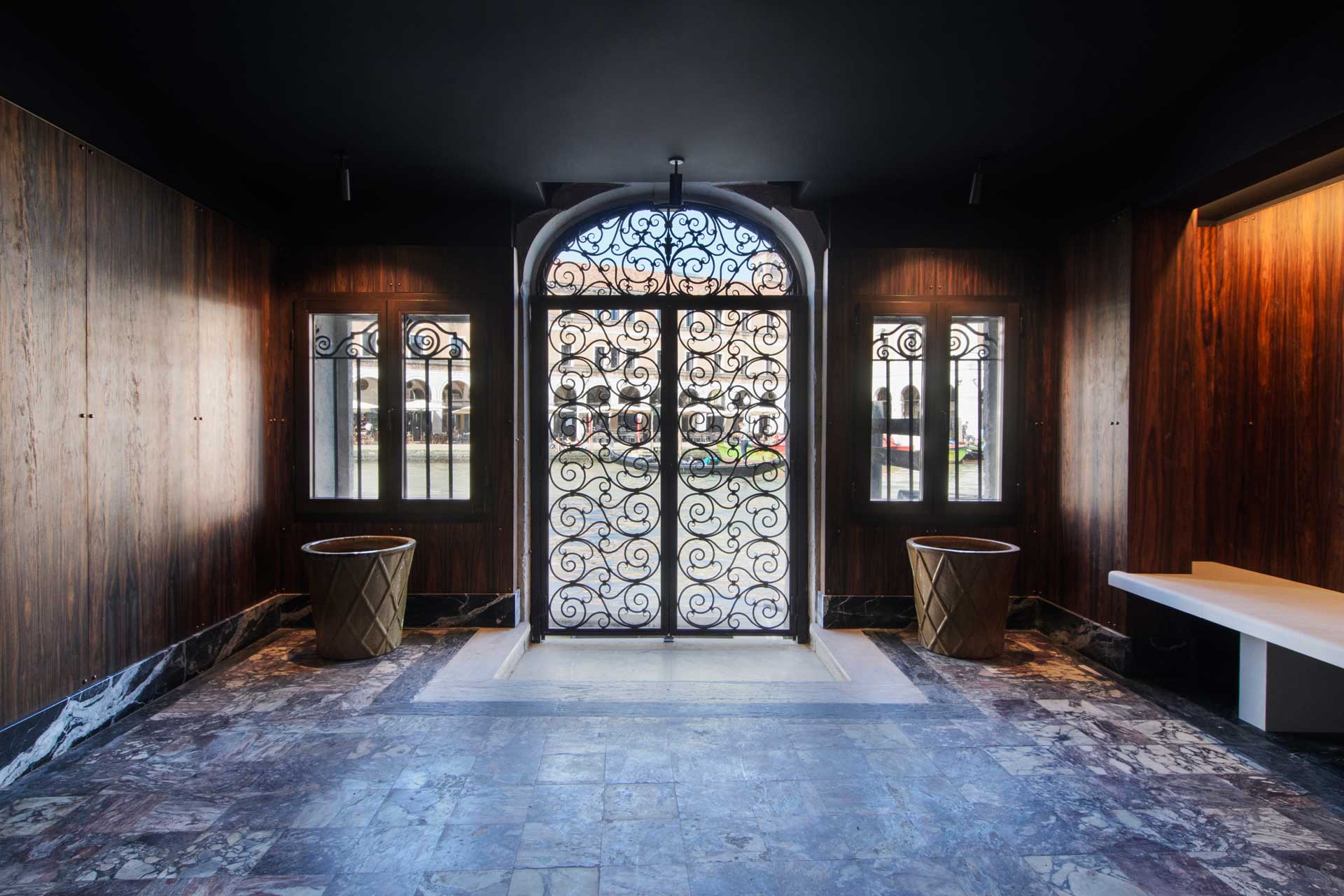 ca-dadda_palazzo_venice-italy_interior-entrance.jpg