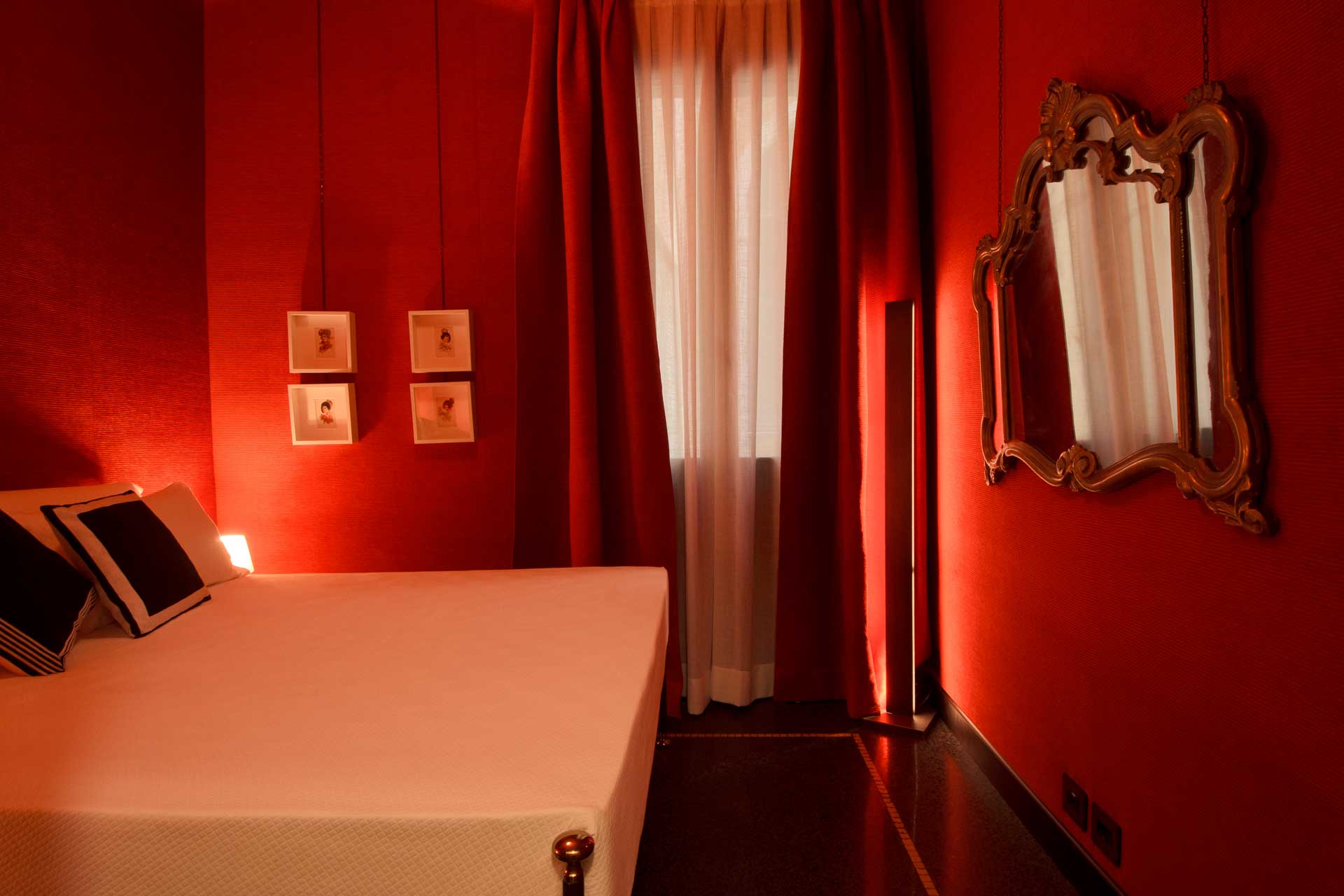 ca-dadda_palazzo_venice-italy_interior-red-bed.jpg