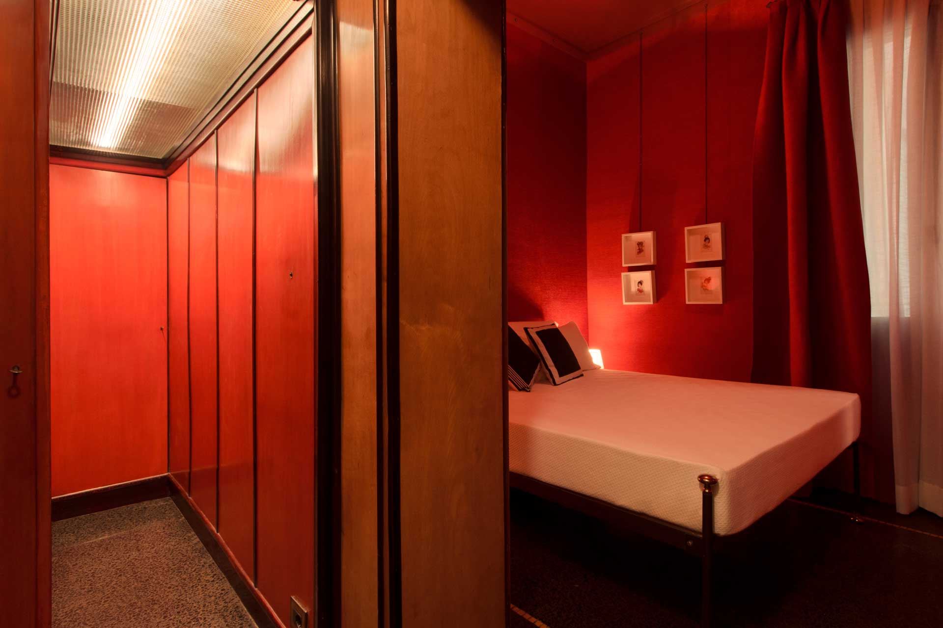 ca-dadda_palazzo_venice-italy_interior-red-bedroom.jpg