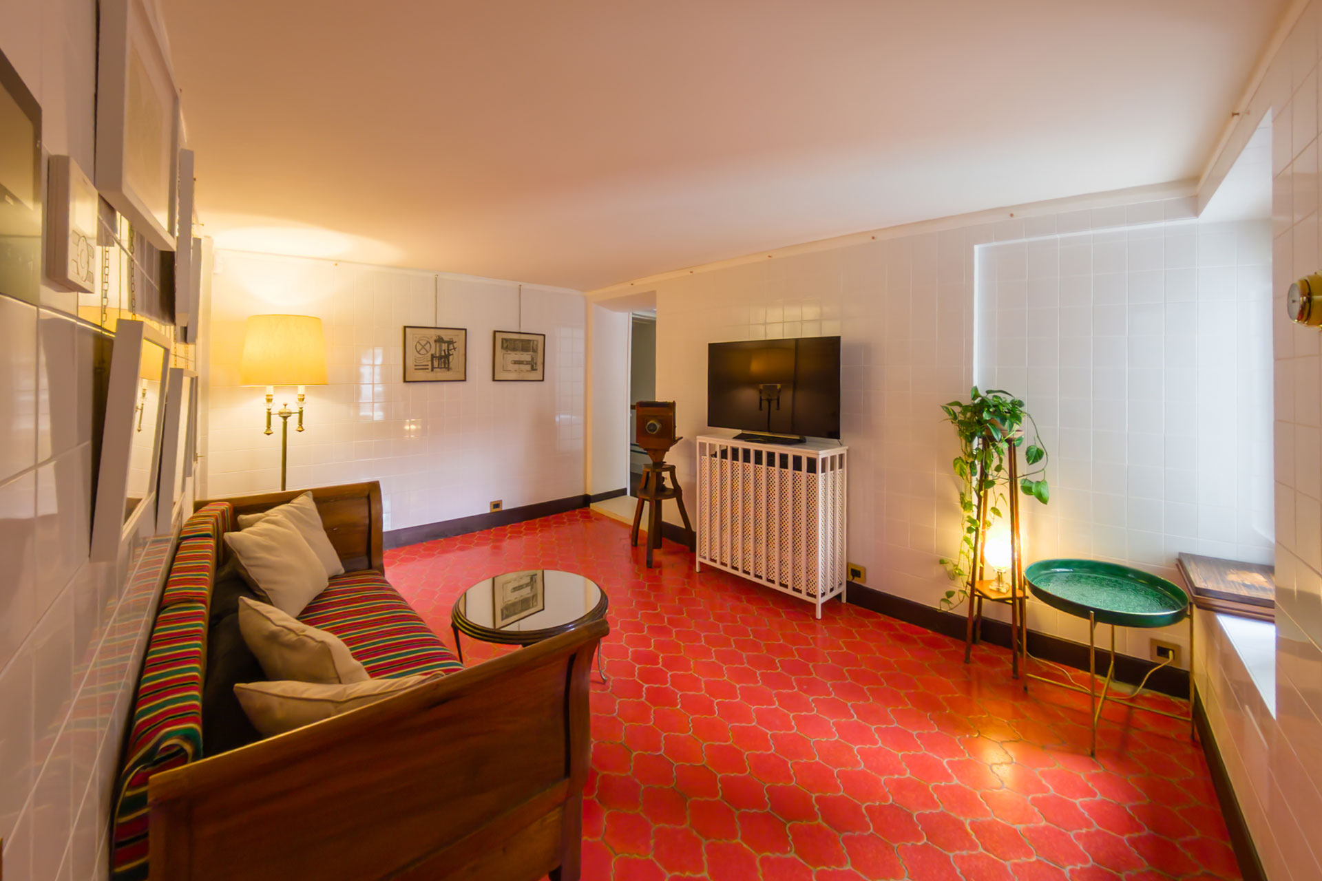 ca-dadda_palazzo_venice-italy_interior-tv.jpg