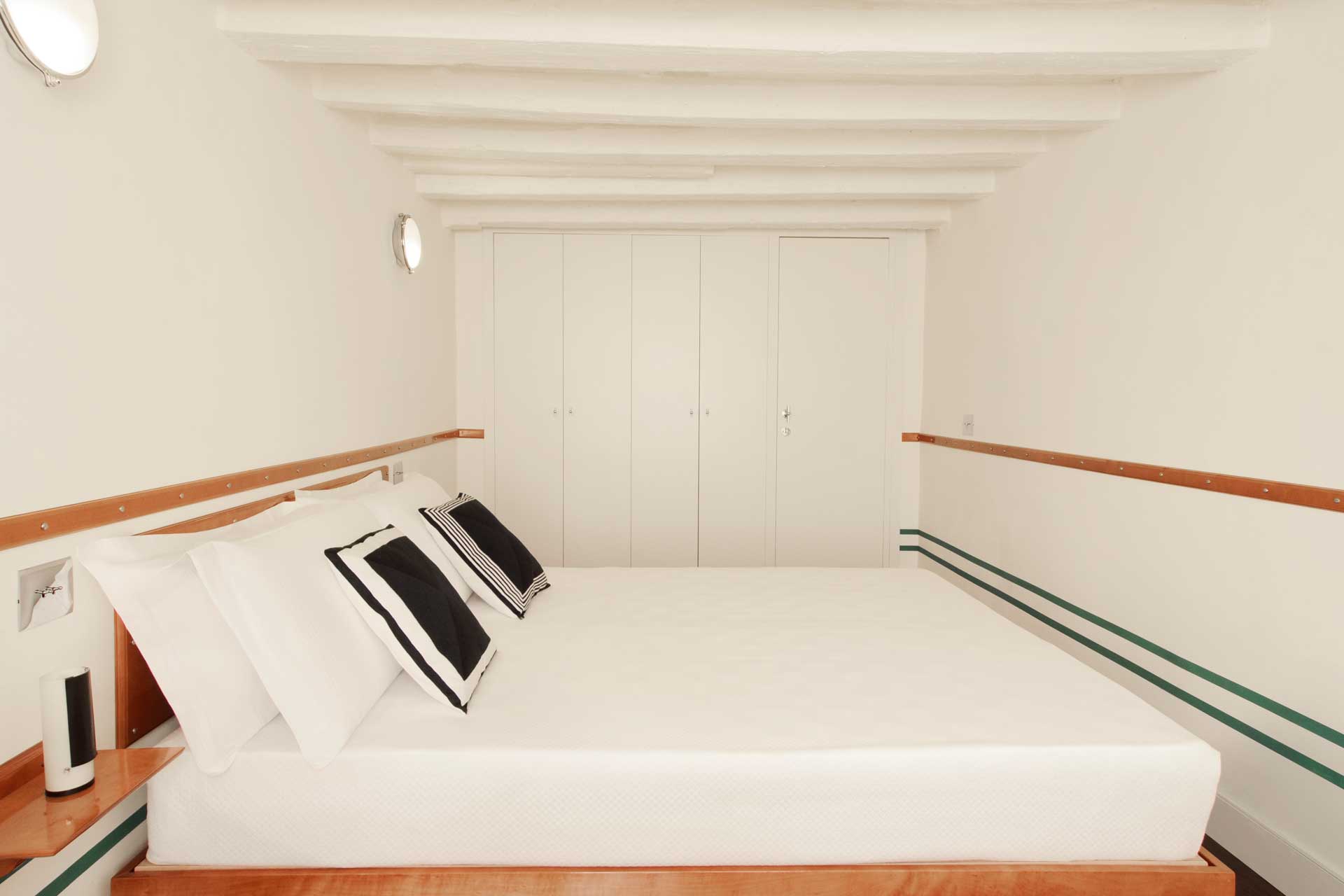 ca-dadda_palazzo_venice-italy_interior-white-bed.jpg