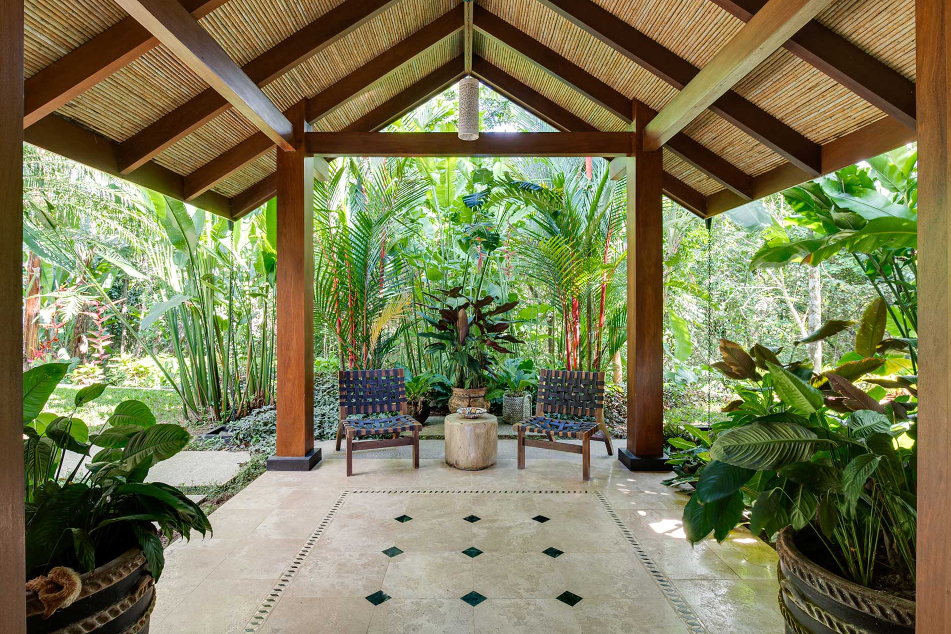 casa-brisas-del-cabo_villa_puntarenas-costa-rica_exterior-chairs.jpg