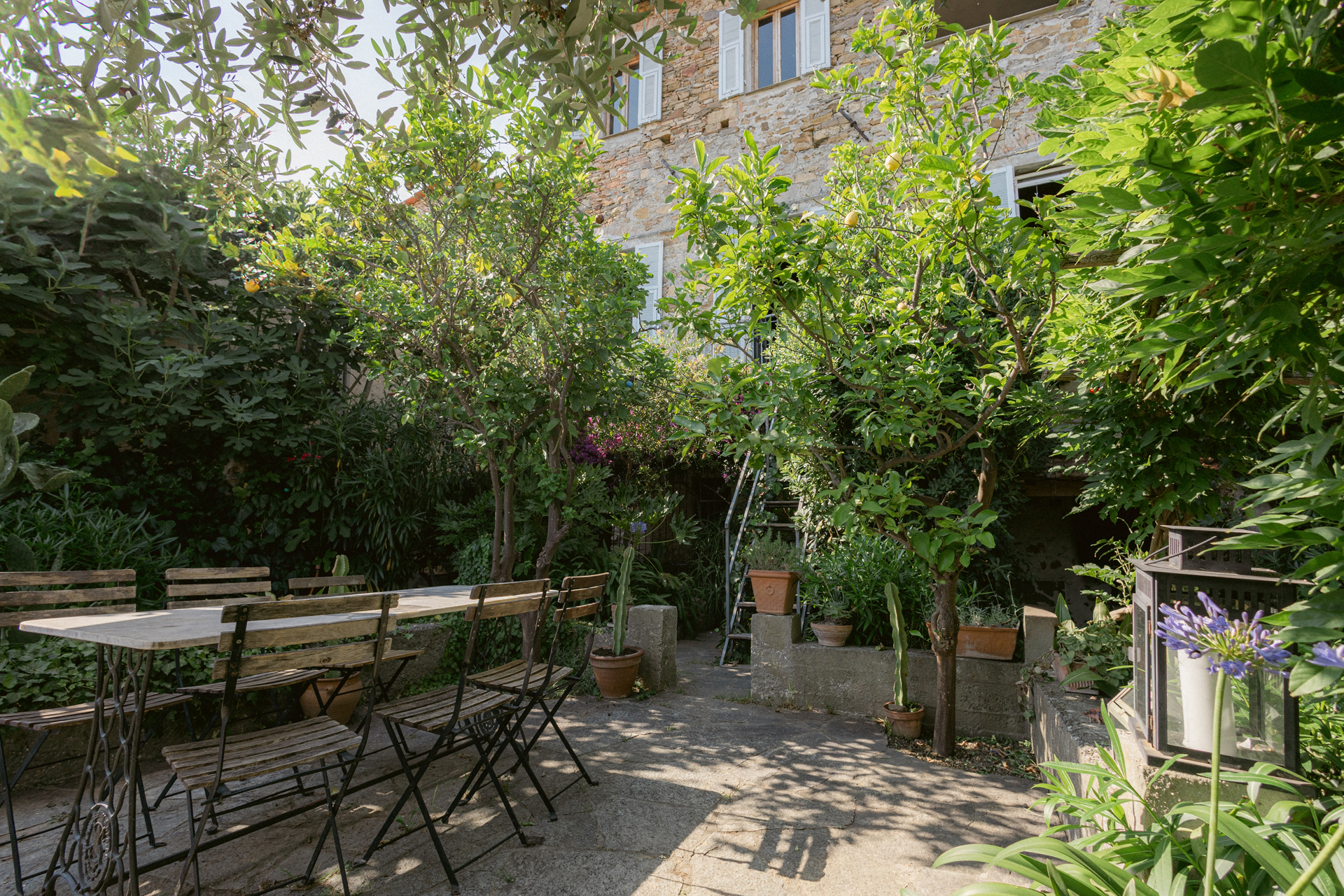 casa-tunin_house_liguria-italy_exterior-table.jpg