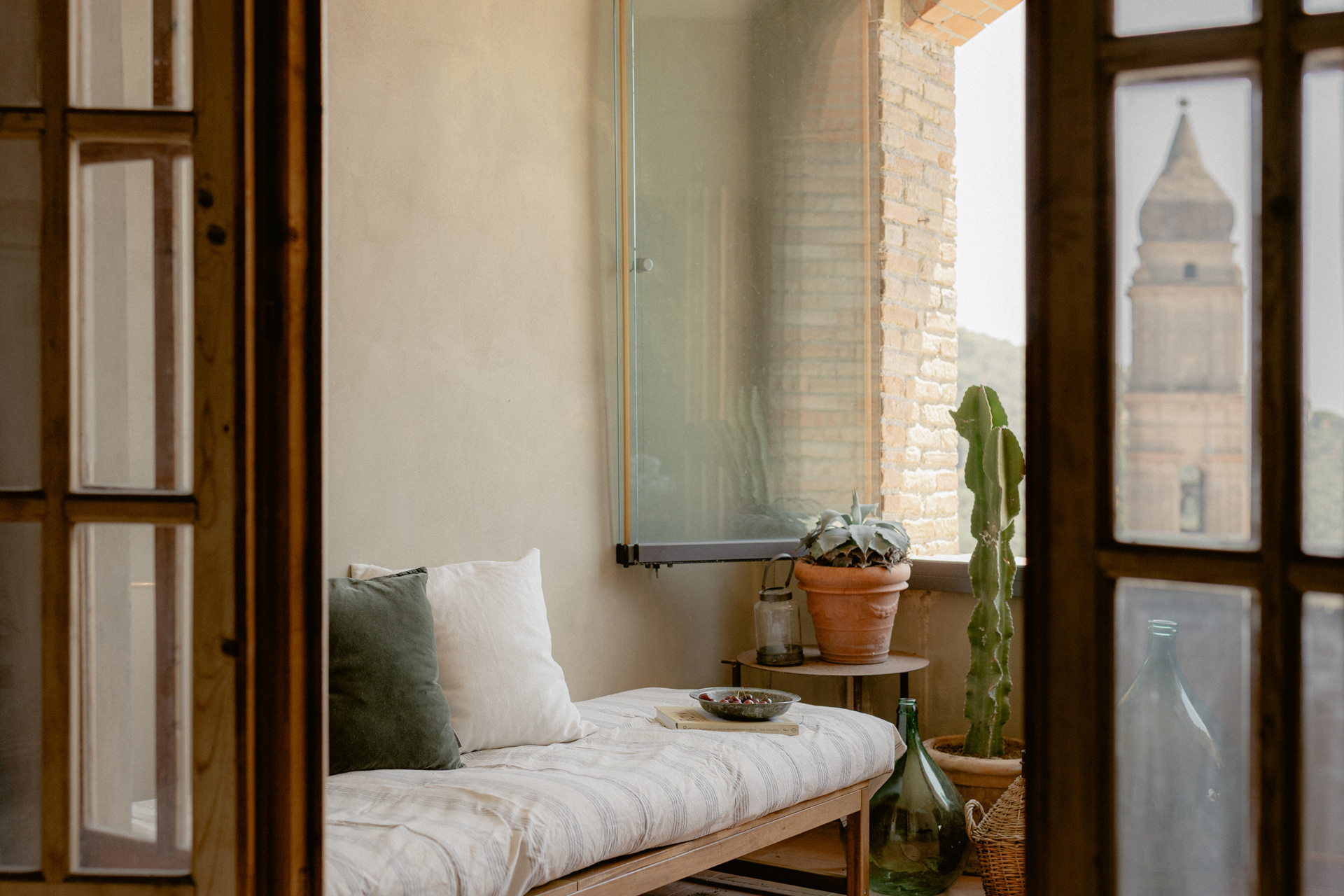 casa-tunin_house_liguria-italy_interior-bedroom-terrace.jpg