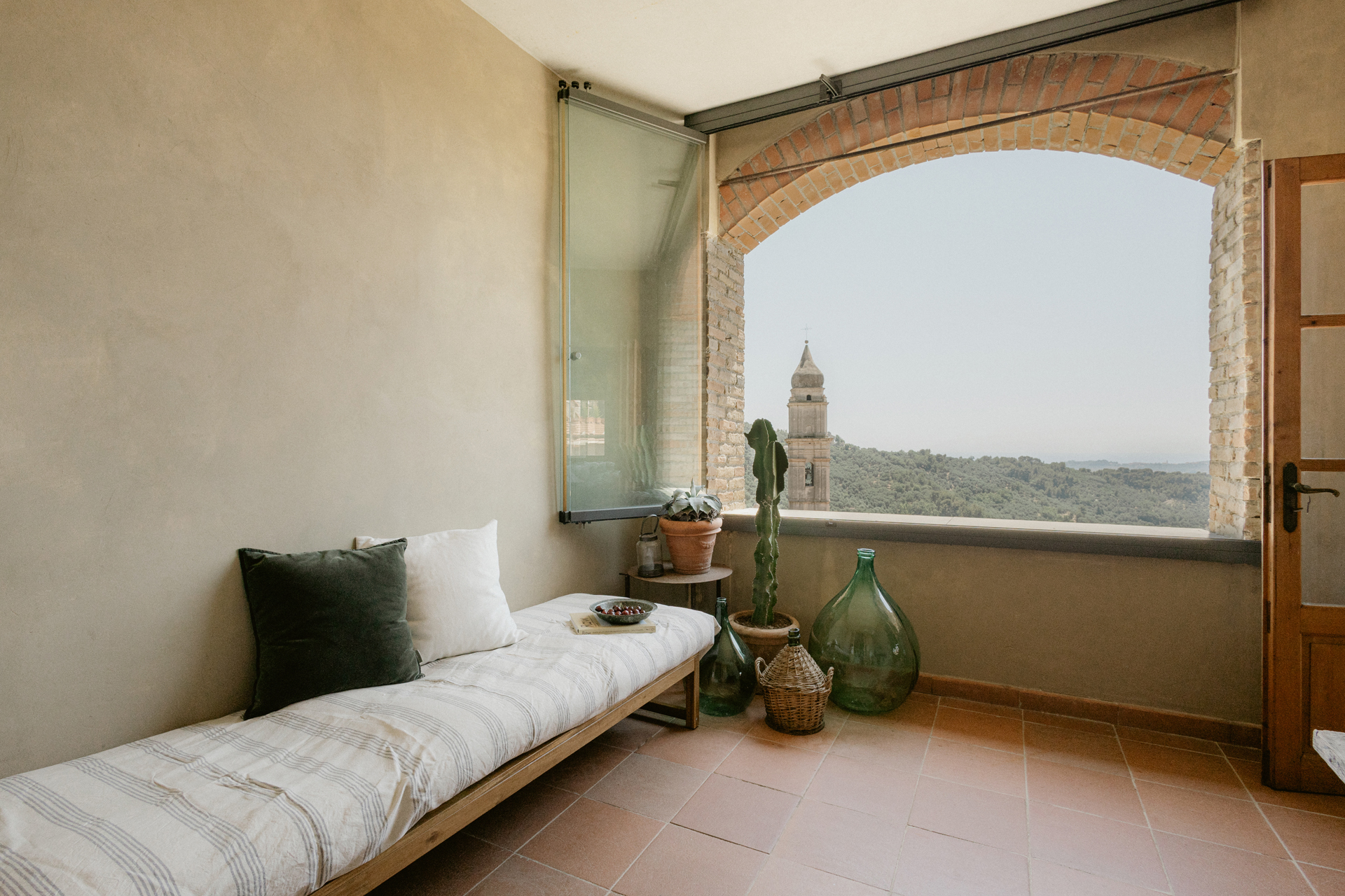 casa-tunin_house_liguria-italy_interior-bedroom-terrace-view.jpg