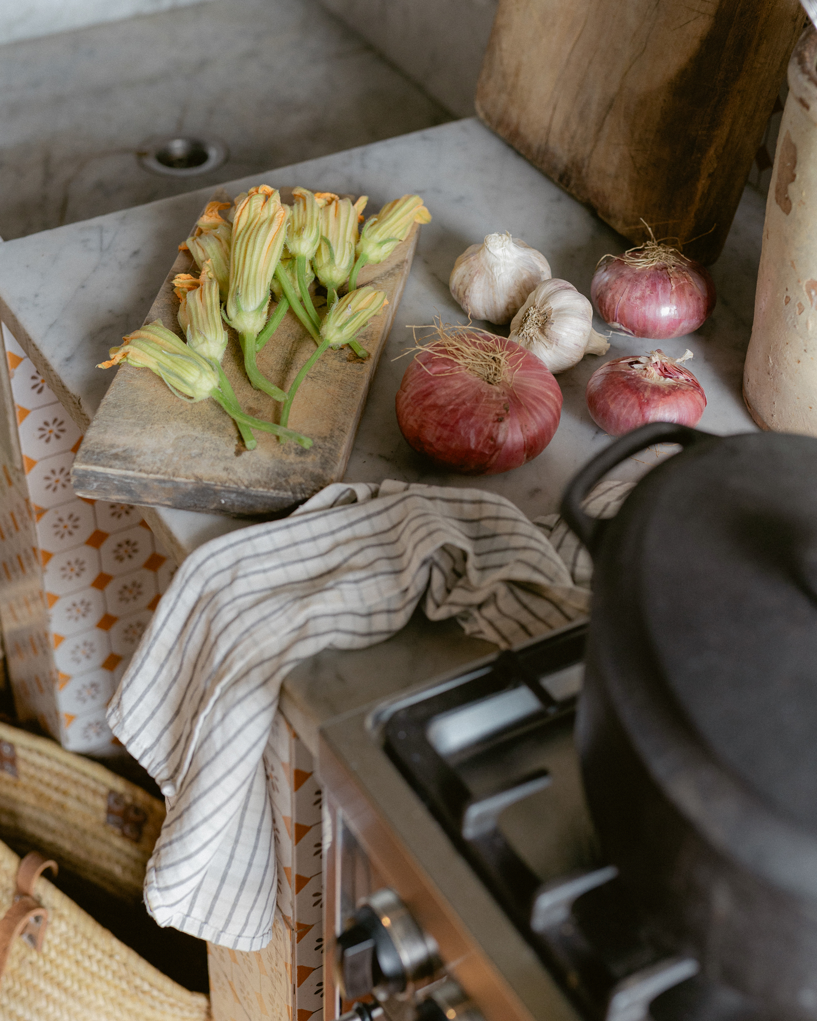 casa-tunin_house_liguria-italy_interior-kitchen-food.jpg