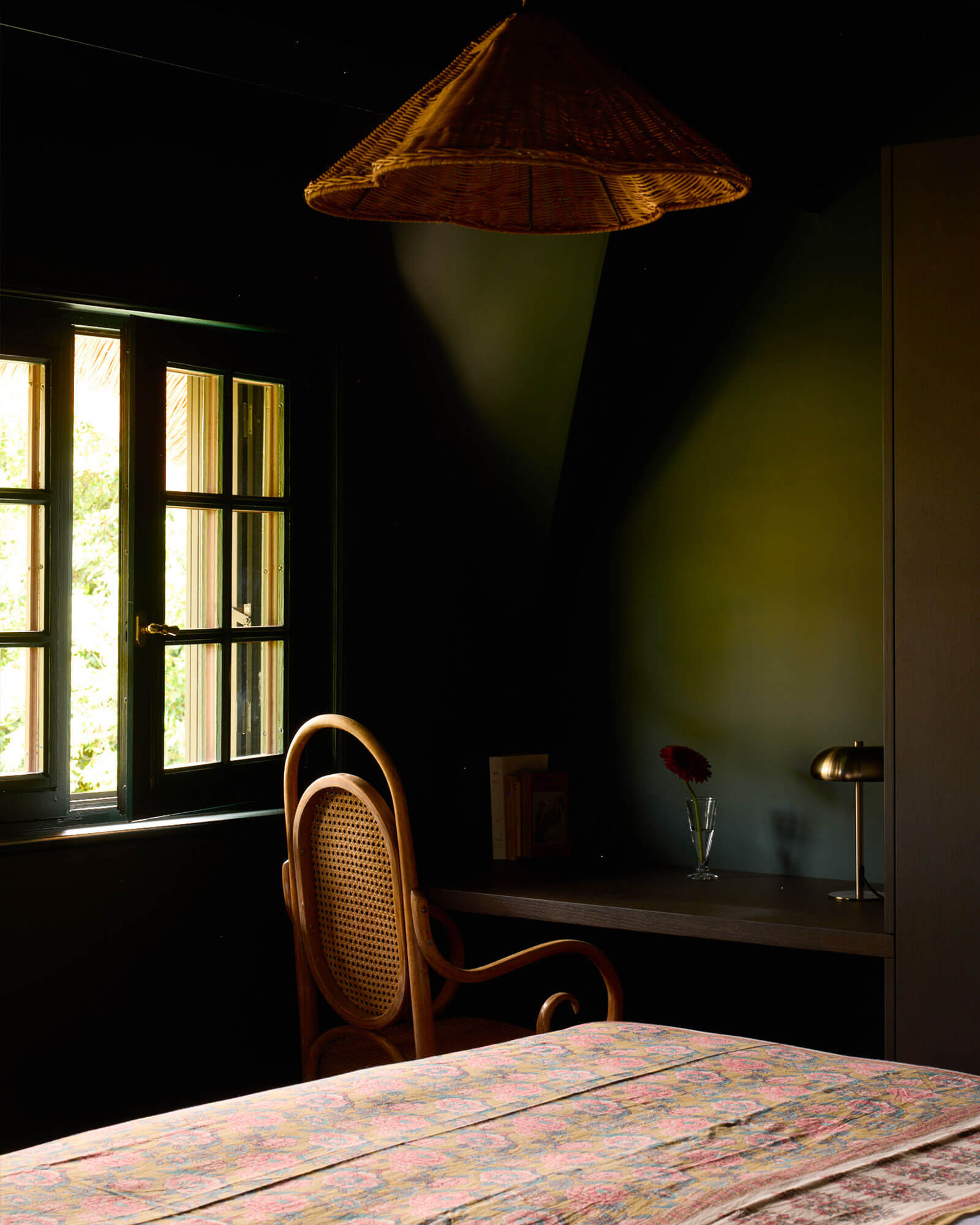 boucles-de-seine_cottage_normandie-france_interior-bedroom-desk.jpg