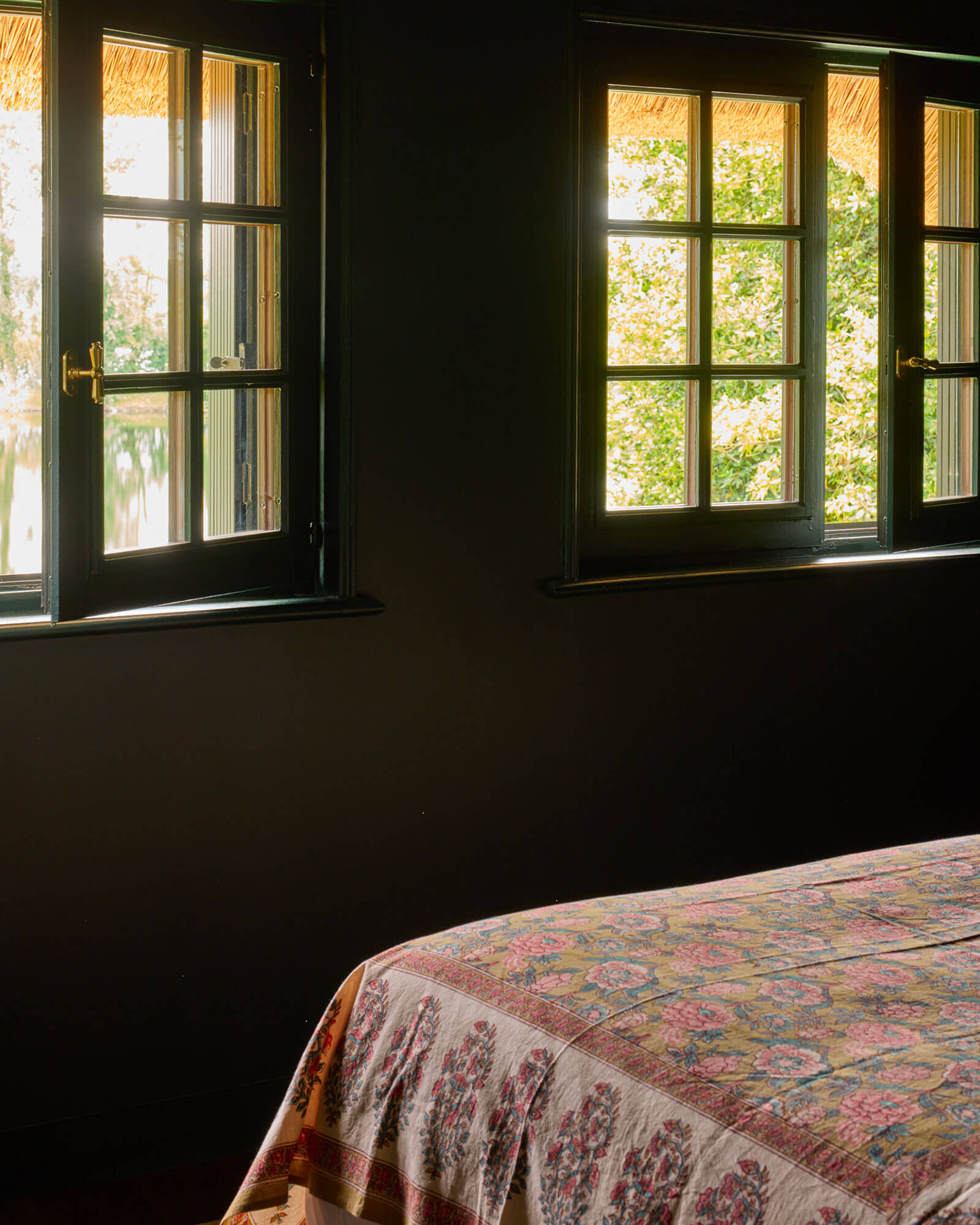 boucles-de-seine_cottage_normandie-france_interior-bedroom-window.jpg