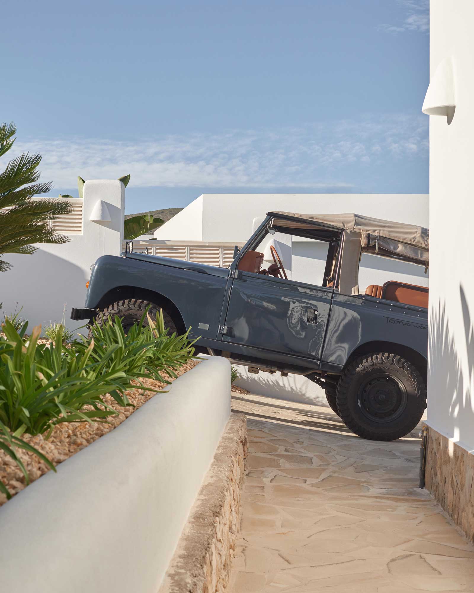 la-casa-betty_villa_alicante-spain_exterior-car.jpg