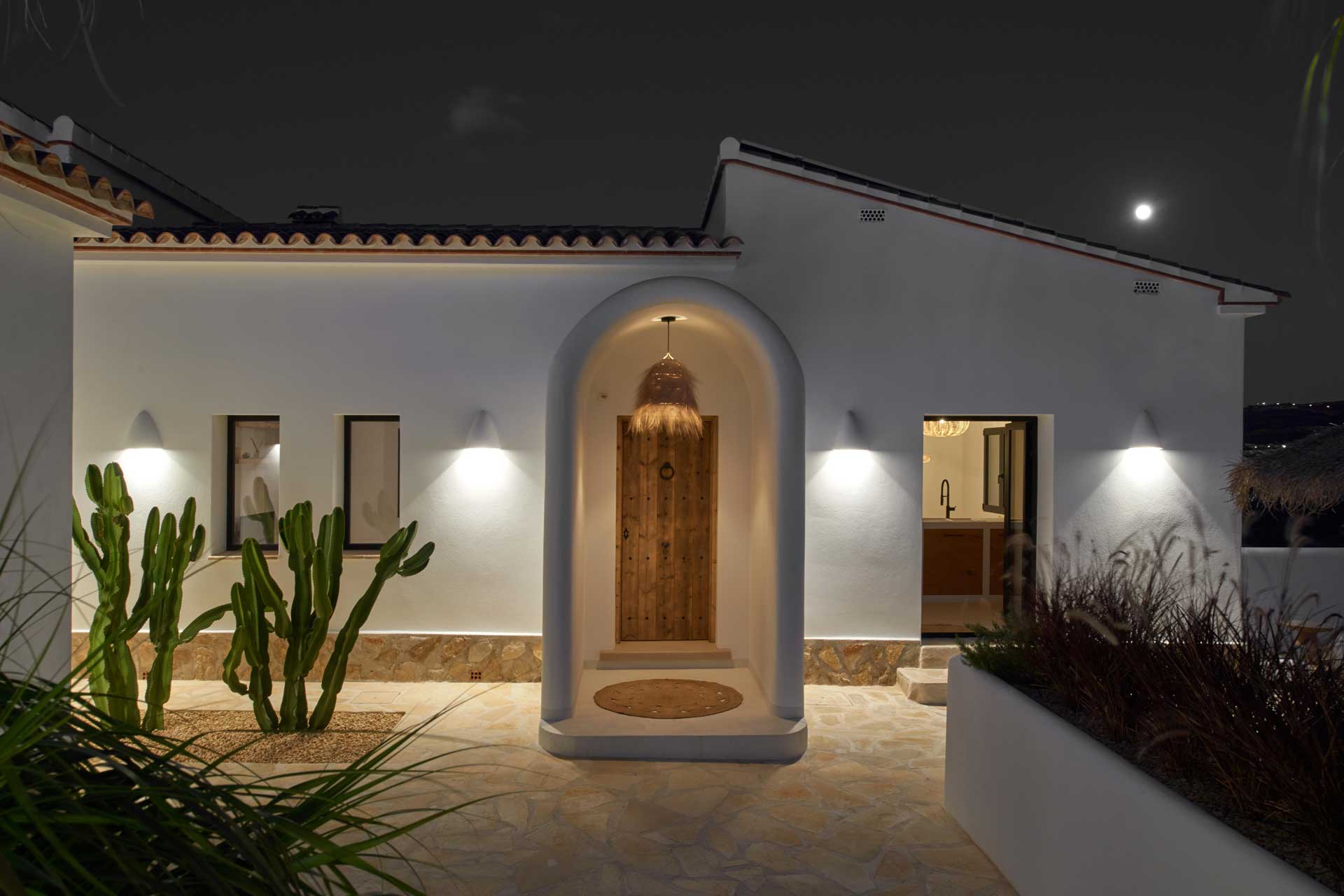 la-casa-betty_villa_alicante-spain_exterior-night.jpg