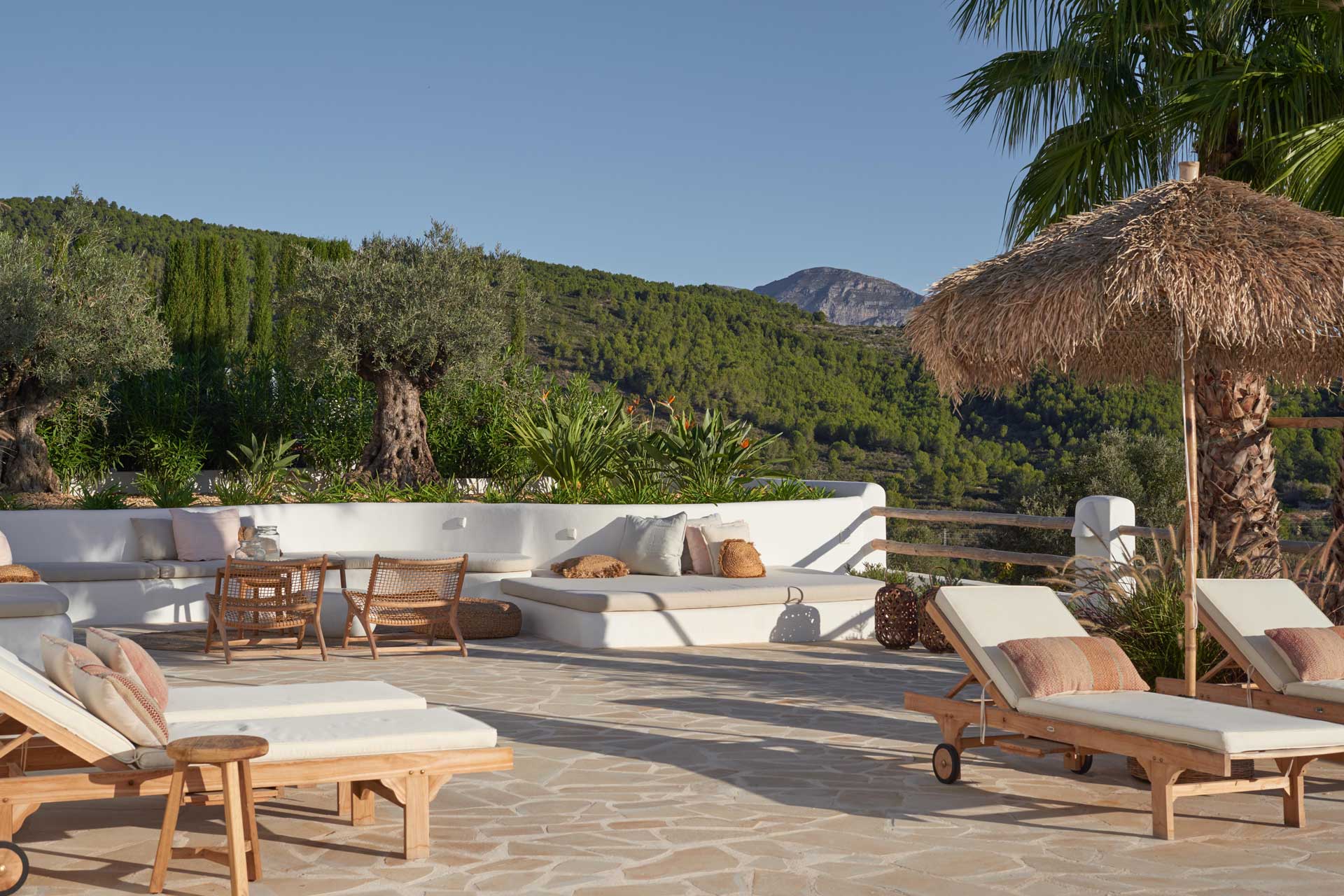 la-casa-betty_villa_alicante-spain_exterior-seating.jpg