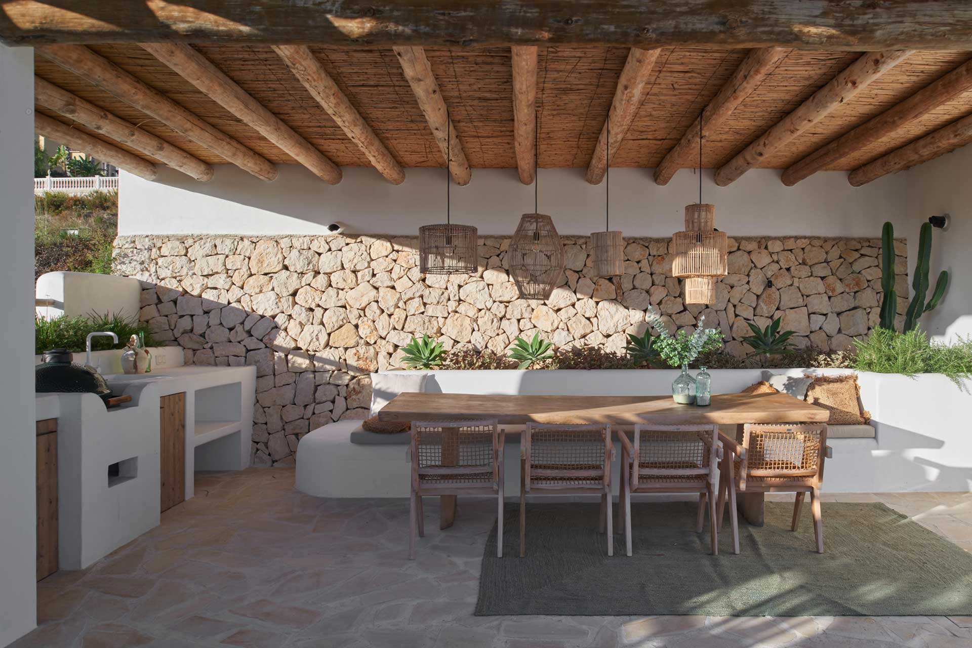 la-casa-betty_villa_alicante-spain_exterior-table.jpg