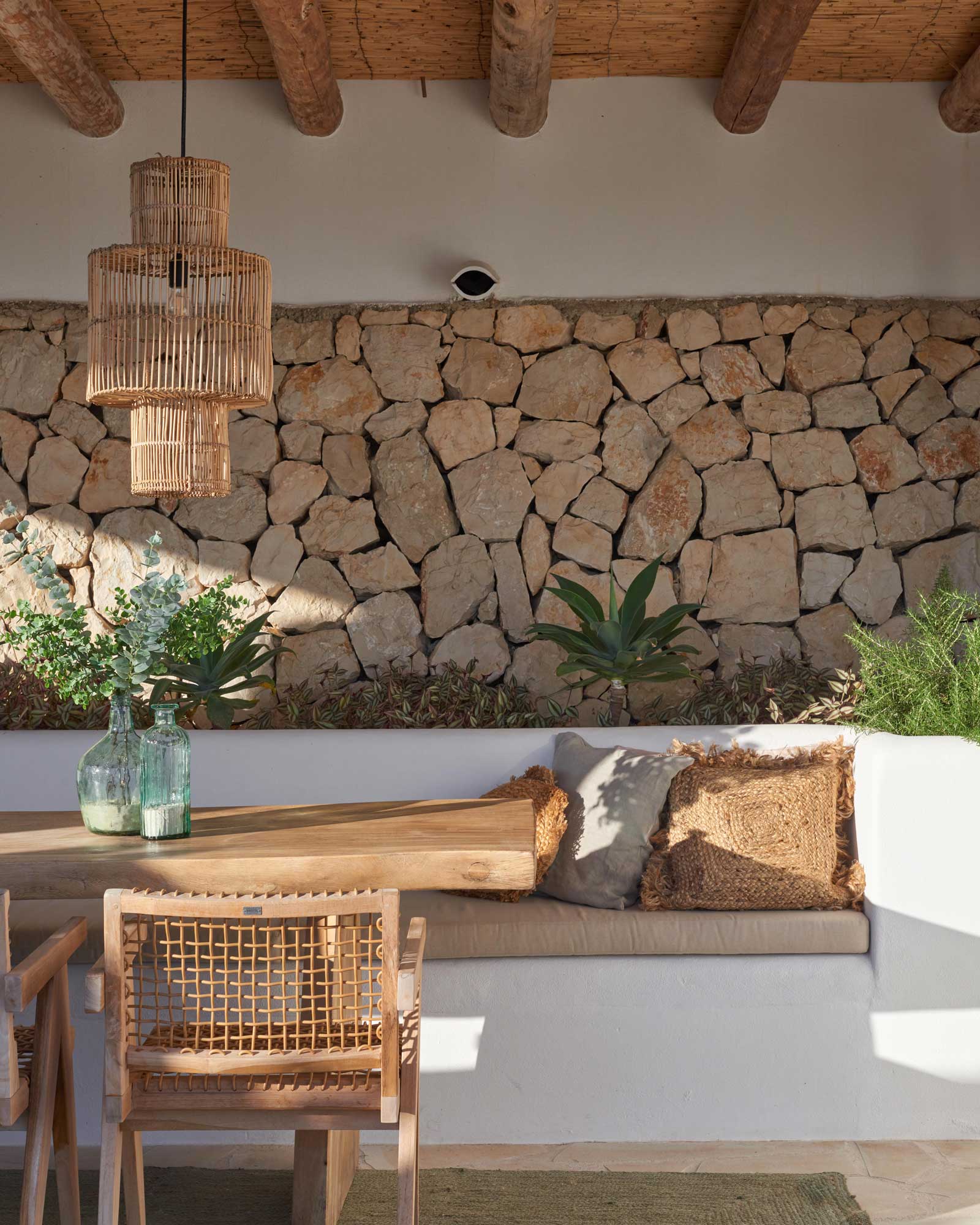 la-casa-betty_villa_alicante-spain_exterior-table-design.jpg