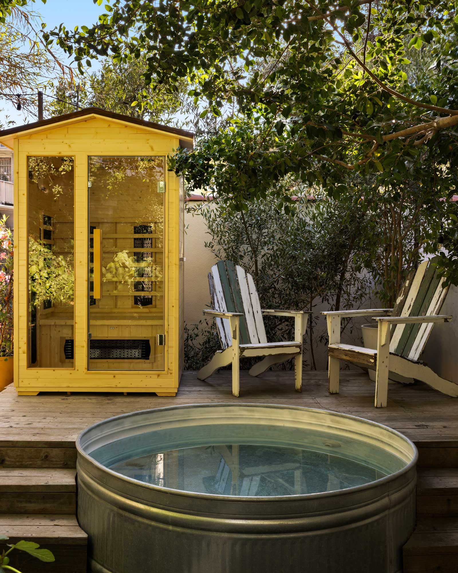 peaceful-beachwood-retreat_house_los-angeles-usa_exterior-bathtub.jpg