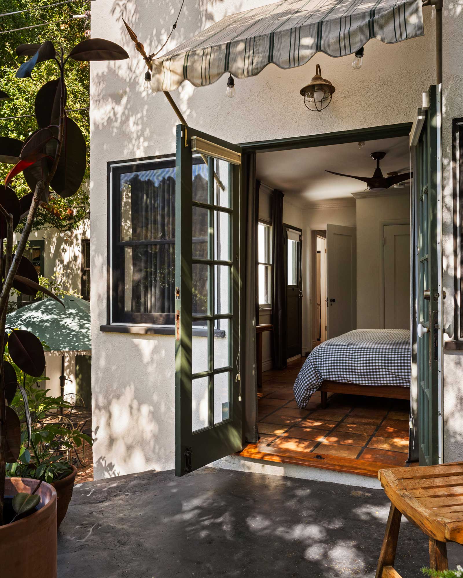 peaceful-beachwood-retreat_house_los-angeles-usa_exterior-bedroom-terrace.jpg