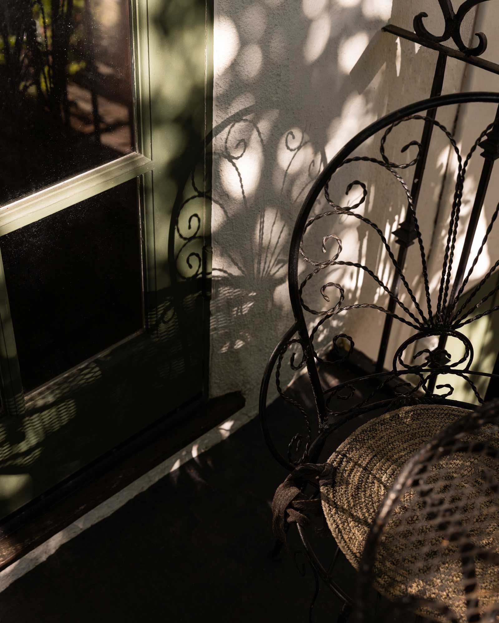 peaceful-beachwood-retreat_house_los-angeles-usa_exterior-chair.jpg