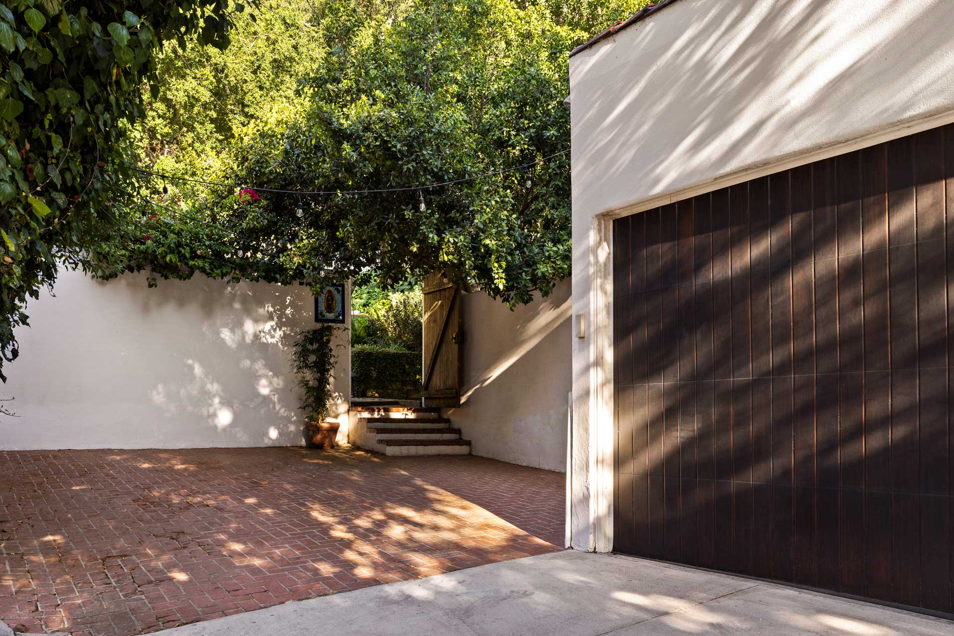 peaceful-beachwood-retreat_house_los-angeles-usa_exterior-door.jpg