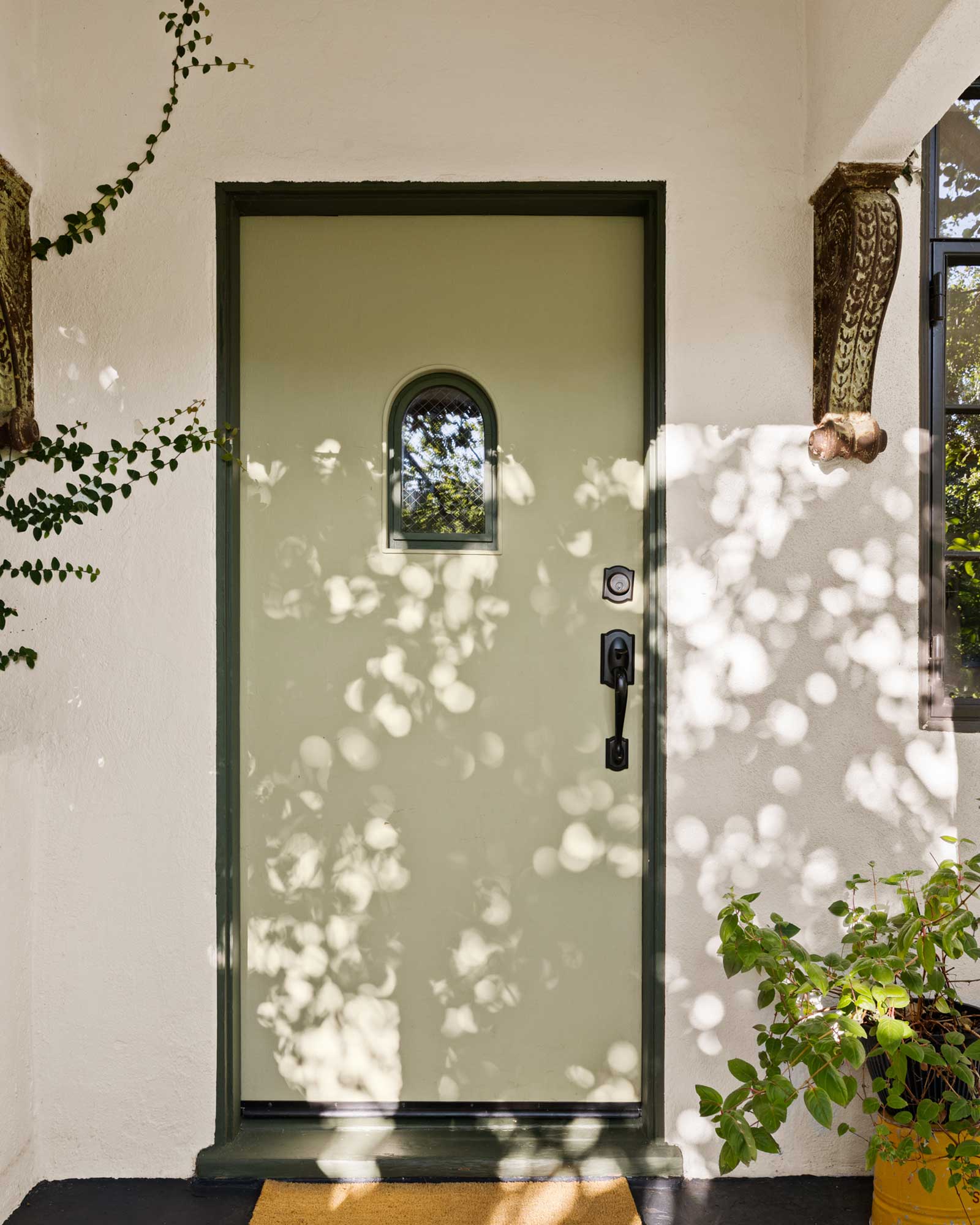 peaceful-beachwood-retreat_house_los-angeles-usa_exterior-door-entrance.jpg