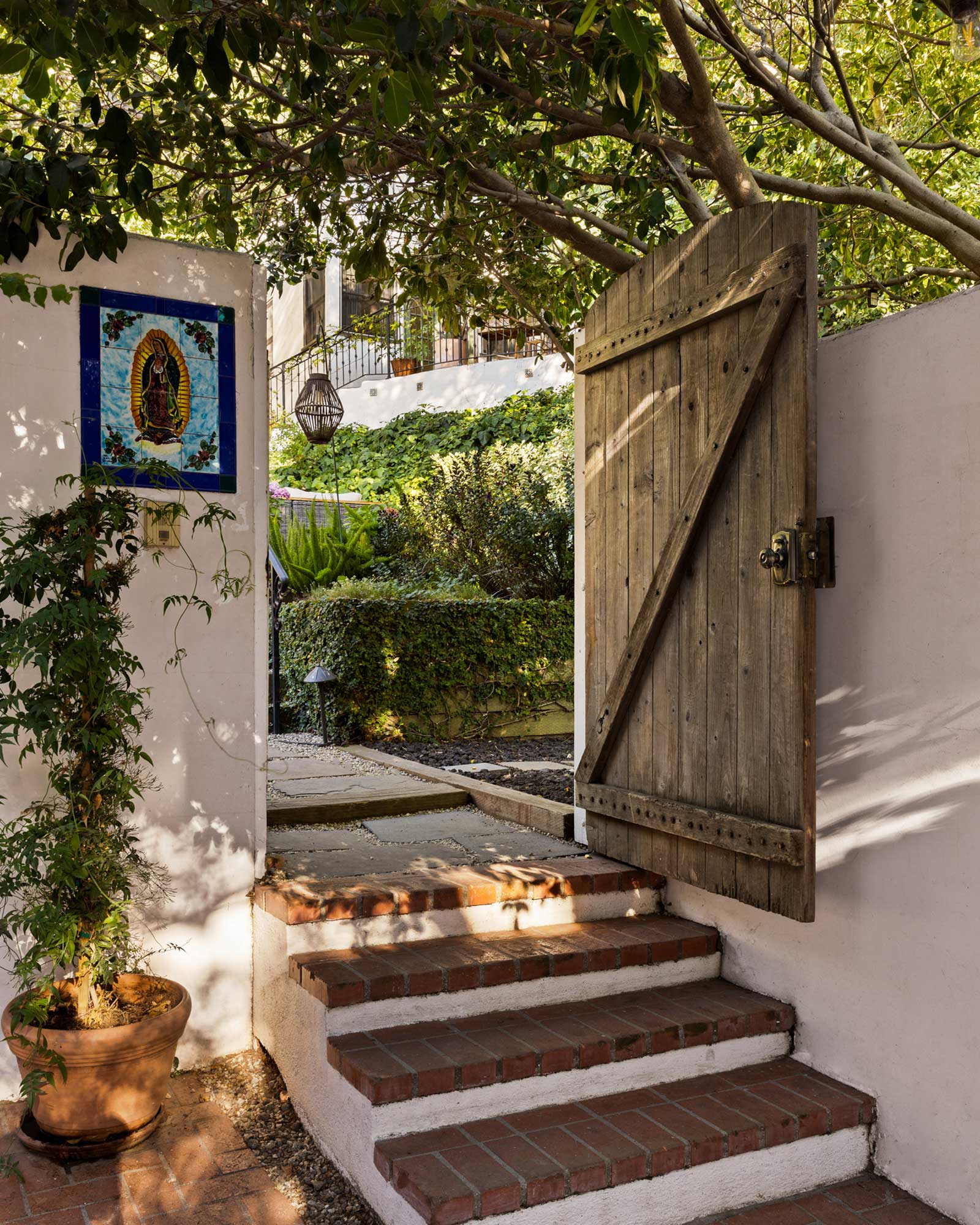 peaceful-beachwood-retreat_house_los-angeles-usa_exterior-entrance.jpg